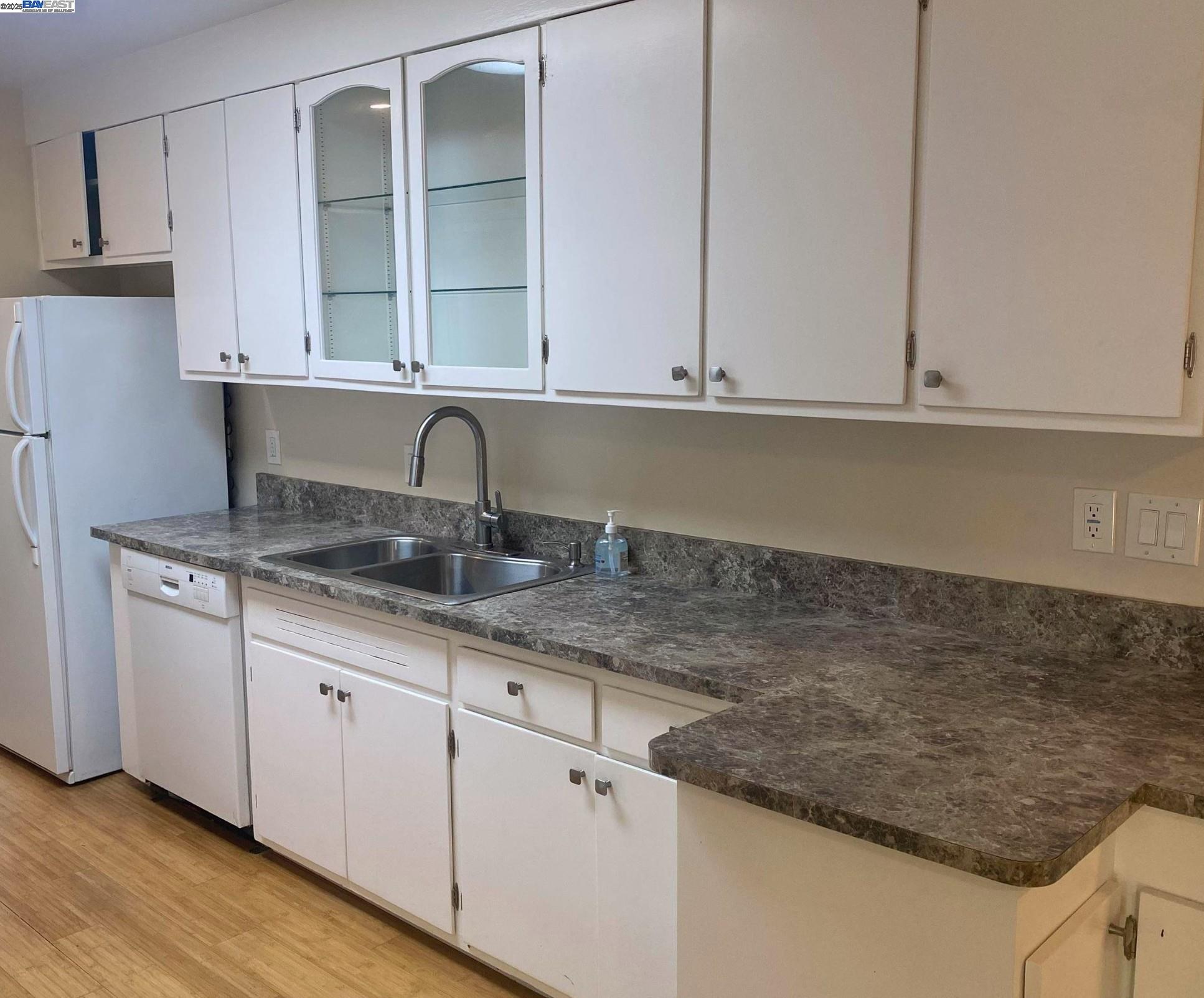 Detail Gallery Image 6 of 23 For 3086 Greenview Dr, Castro Valley,  CA 94546 - 3 Beds | 2 Baths