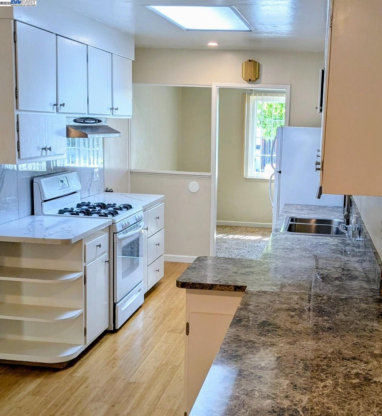 Detail Gallery Image 7 of 23 For 3086 Greenview Dr, Castro Valley,  CA 94546 - 3 Beds | 2 Baths