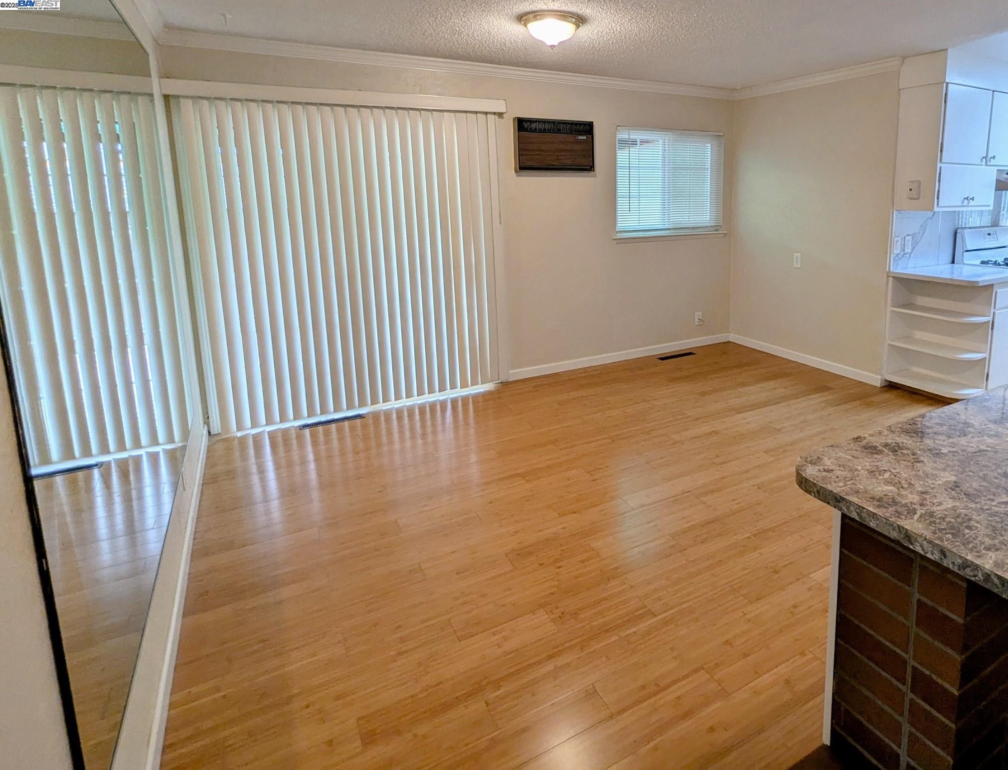 Detail Gallery Image 9 of 23 For 3086 Greenview Dr, Castro Valley,  CA 94546 - 3 Beds | 2 Baths