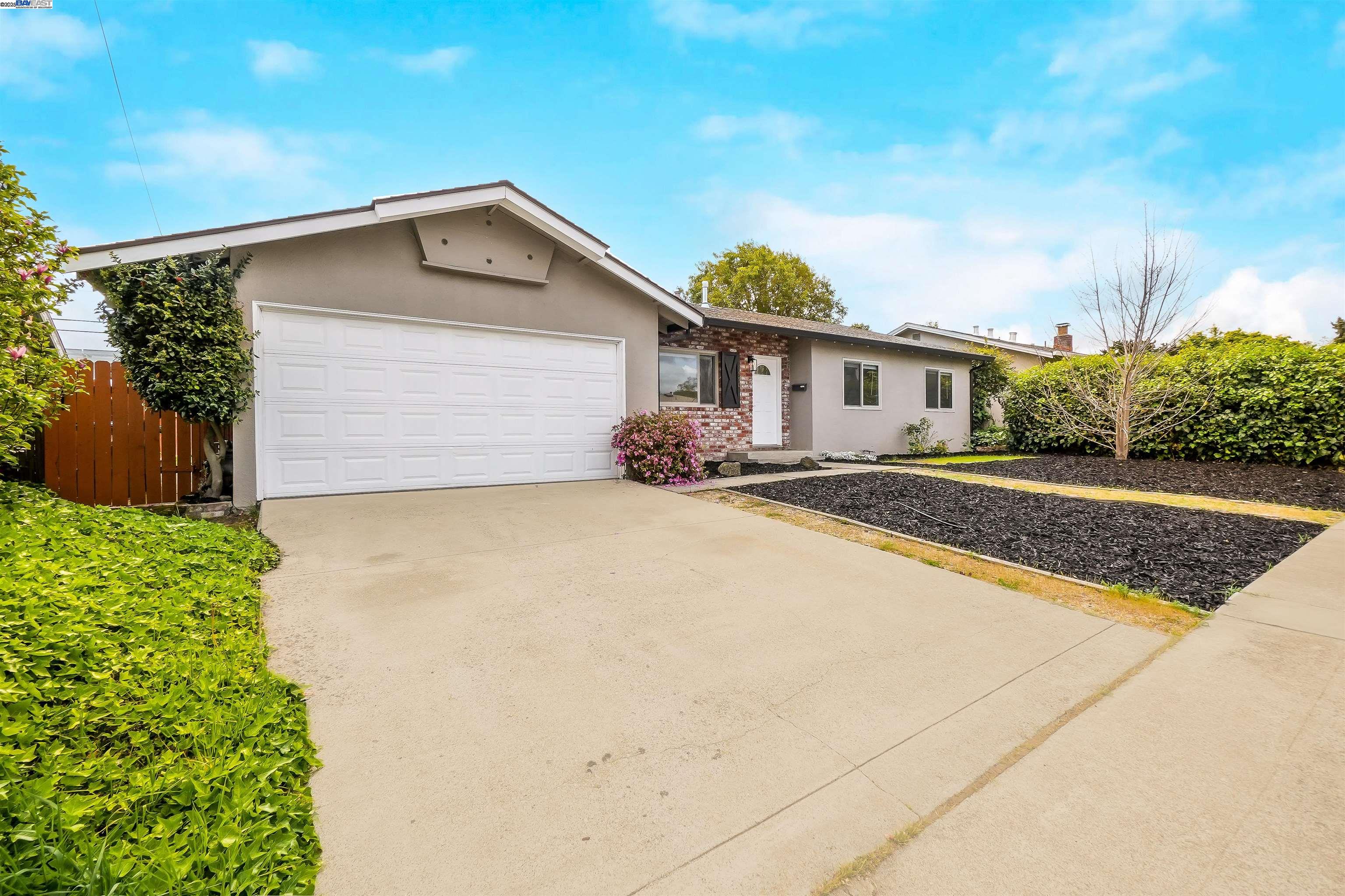 Detail Gallery Image 4 of 53 For 7570 Carlow Way, Dublin,  CA 94568 - 4 Beds | 2 Baths