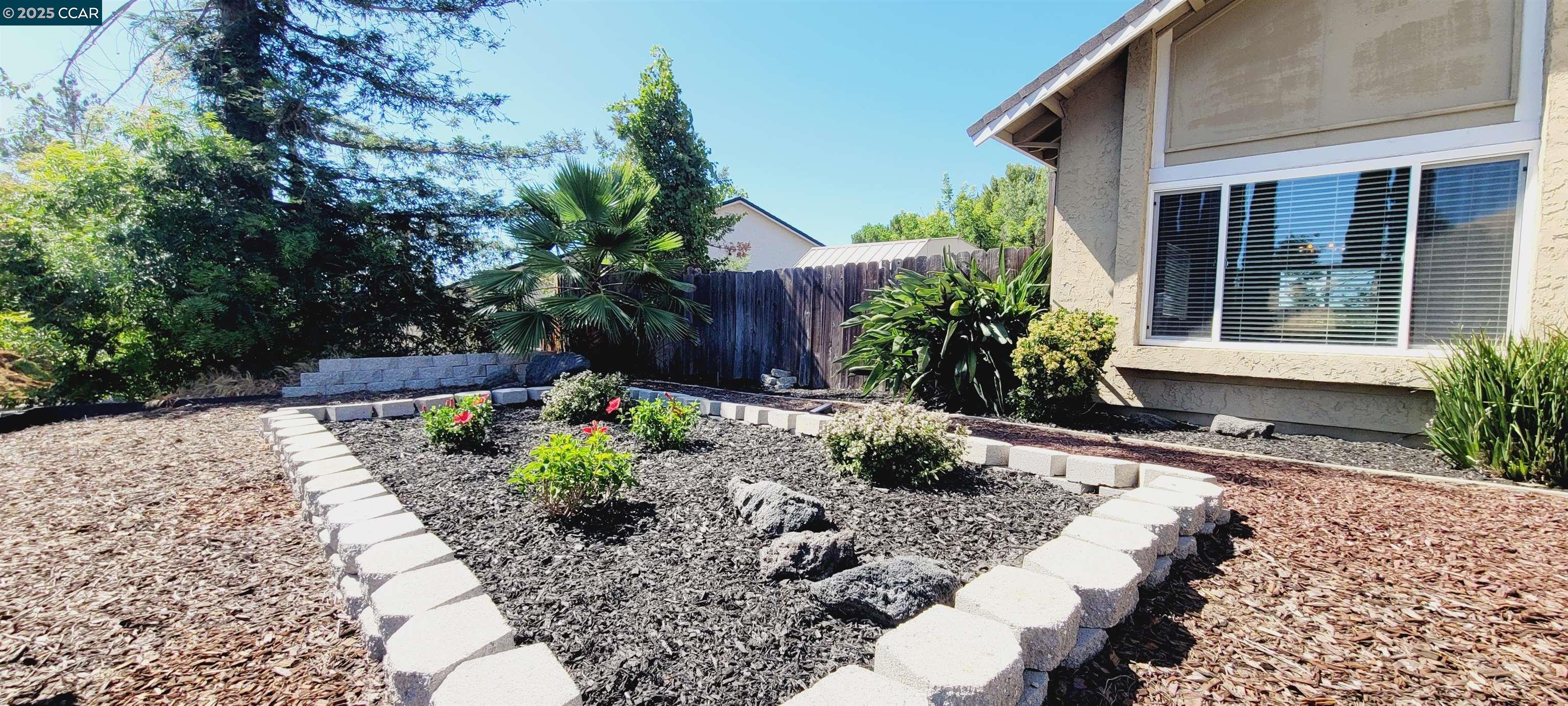 Detail Gallery Image 3 of 30 For 2844 Bluebell Cir, Antioch,  CA 94531 - 3 Beds | 2/1 Baths
