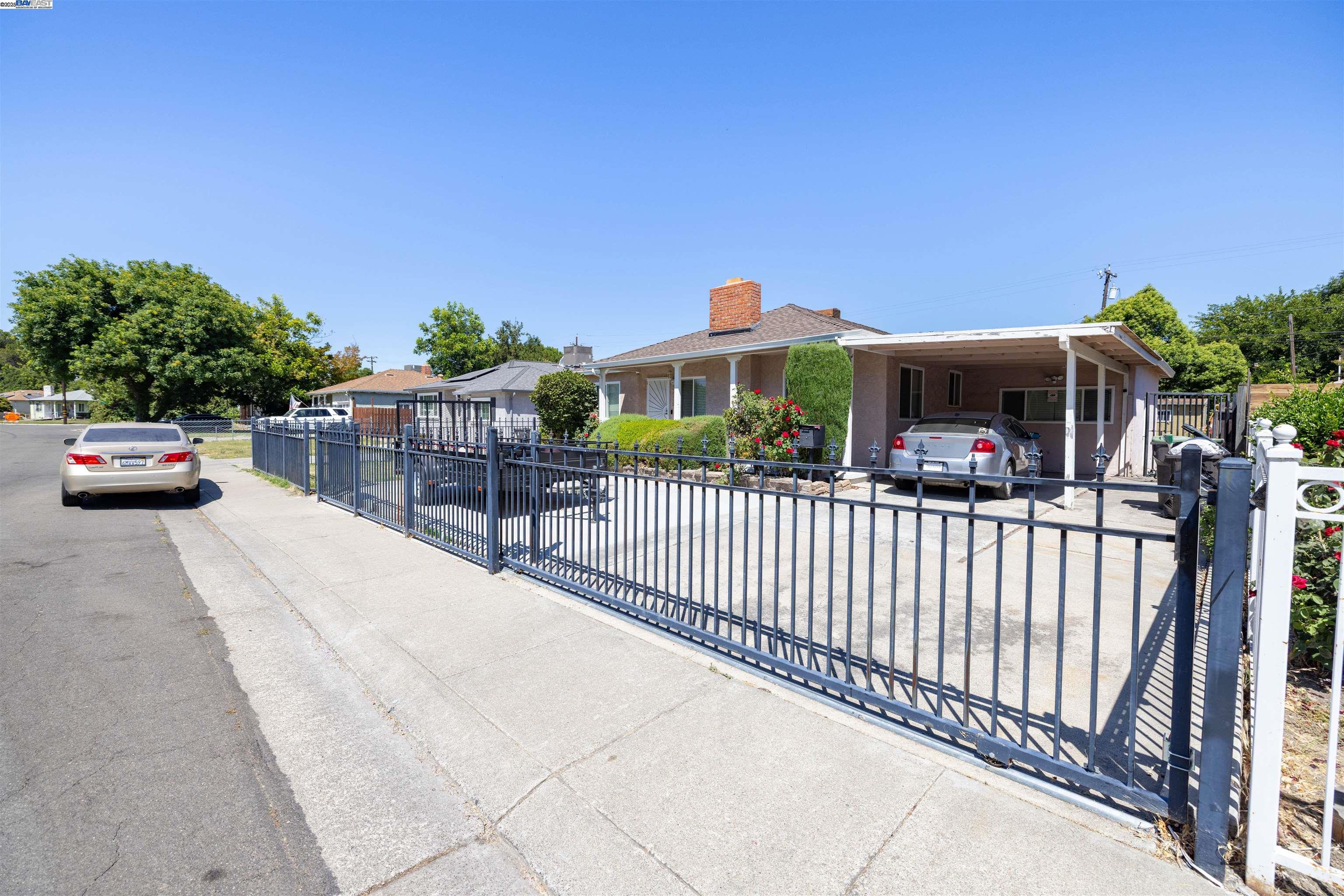 Detail Gallery Image 2 of 44 For 3459 W Euclid Ave, Stockton,  CA 95204 - 3 Beds | 2 Baths