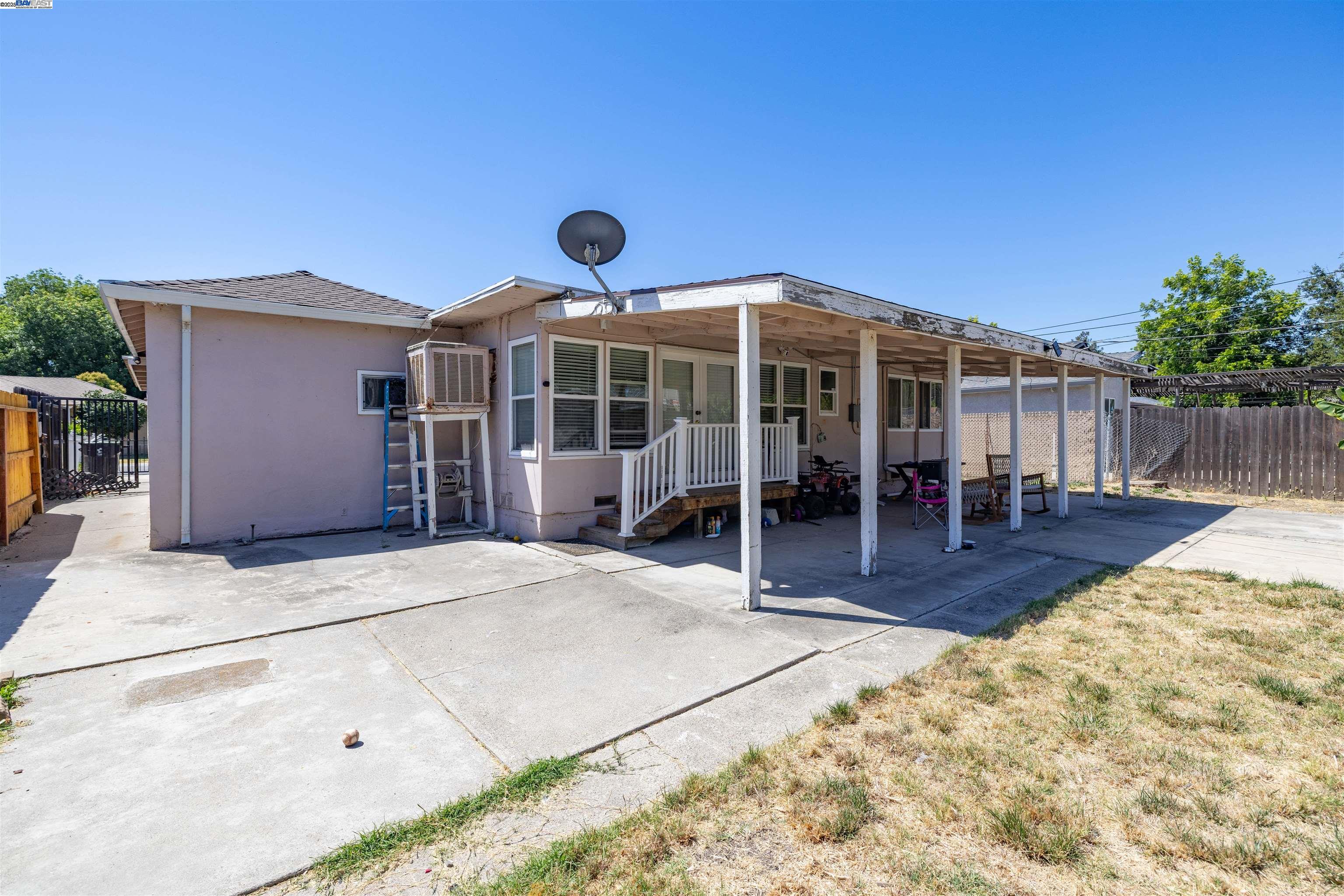 Detail Gallery Image 11 of 44 For 3459 W Euclid Ave, Stockton,  CA 95204 - 3 Beds | 2 Baths