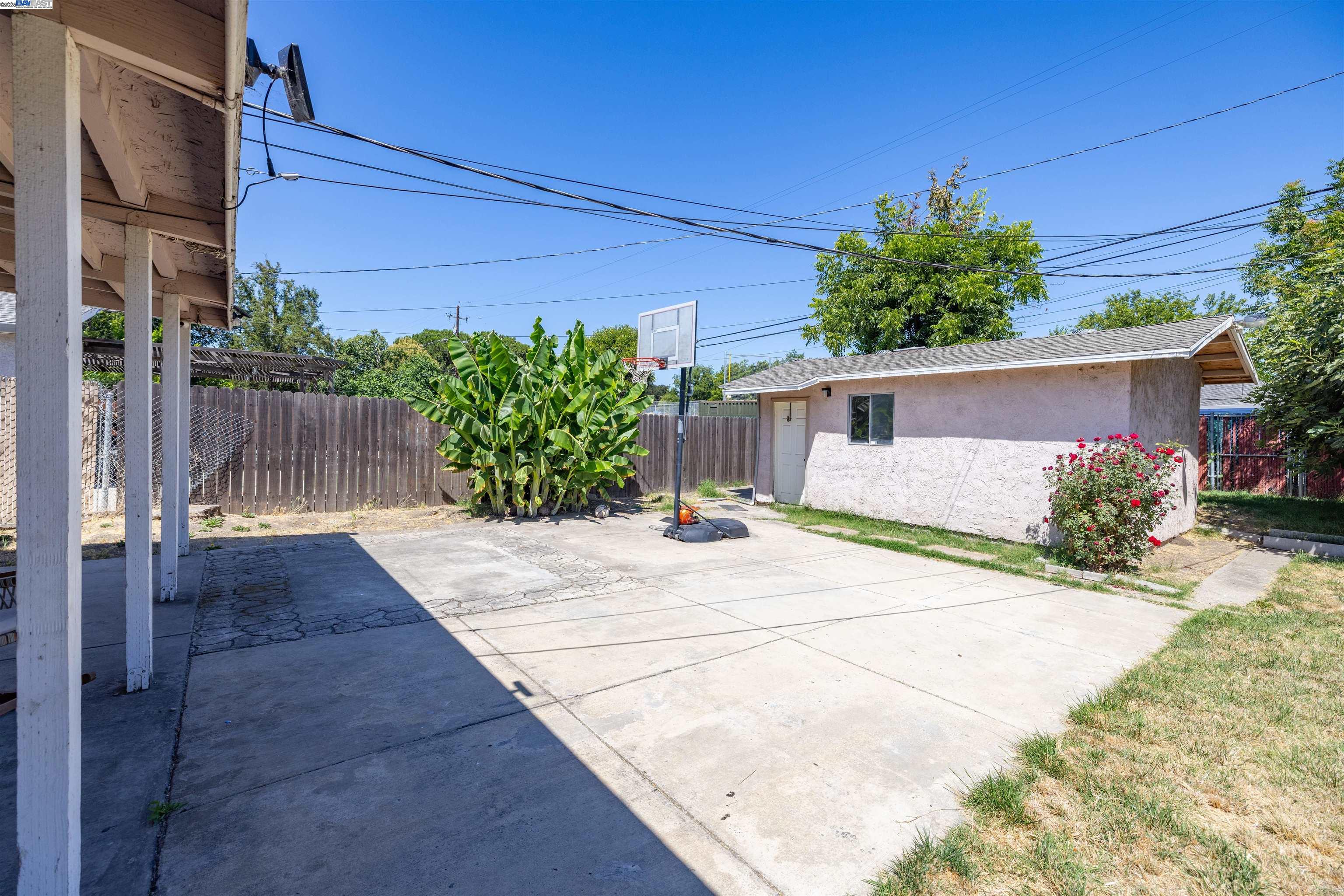Detail Gallery Image 12 of 44 For 3459 W Euclid Ave, Stockton,  CA 95204 - 3 Beds | 2 Baths