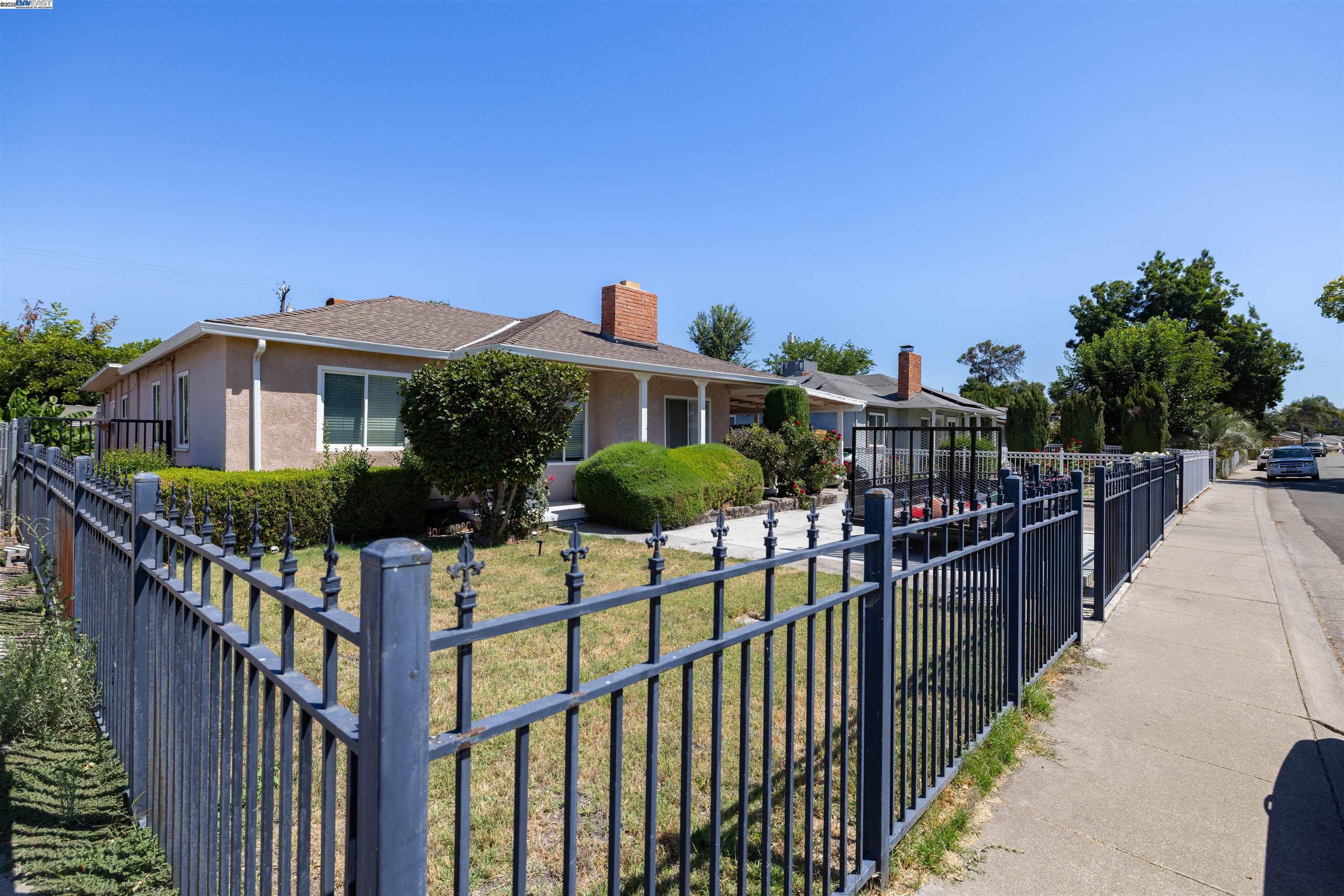 Detail Gallery Image 4 of 44 For 3459 W Euclid Ave, Stockton,  CA 95204 - 3 Beds | 2 Baths