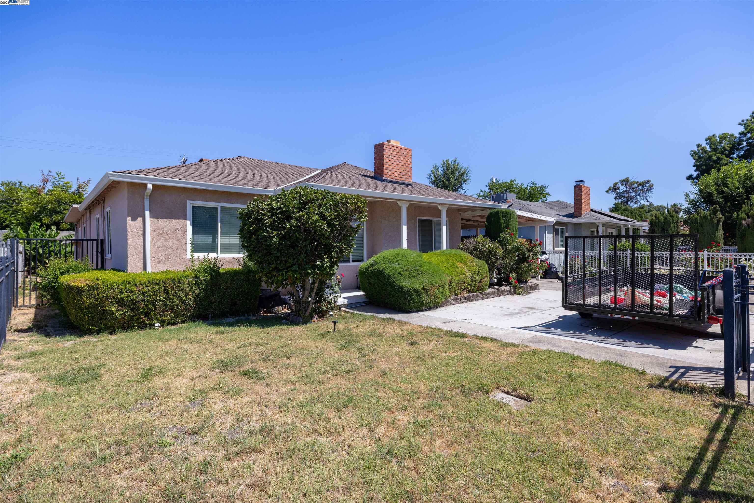 Detail Gallery Image 5 of 44 For 3459 W Euclid Ave, Stockton,  CA 95204 - 3 Beds | 2 Baths