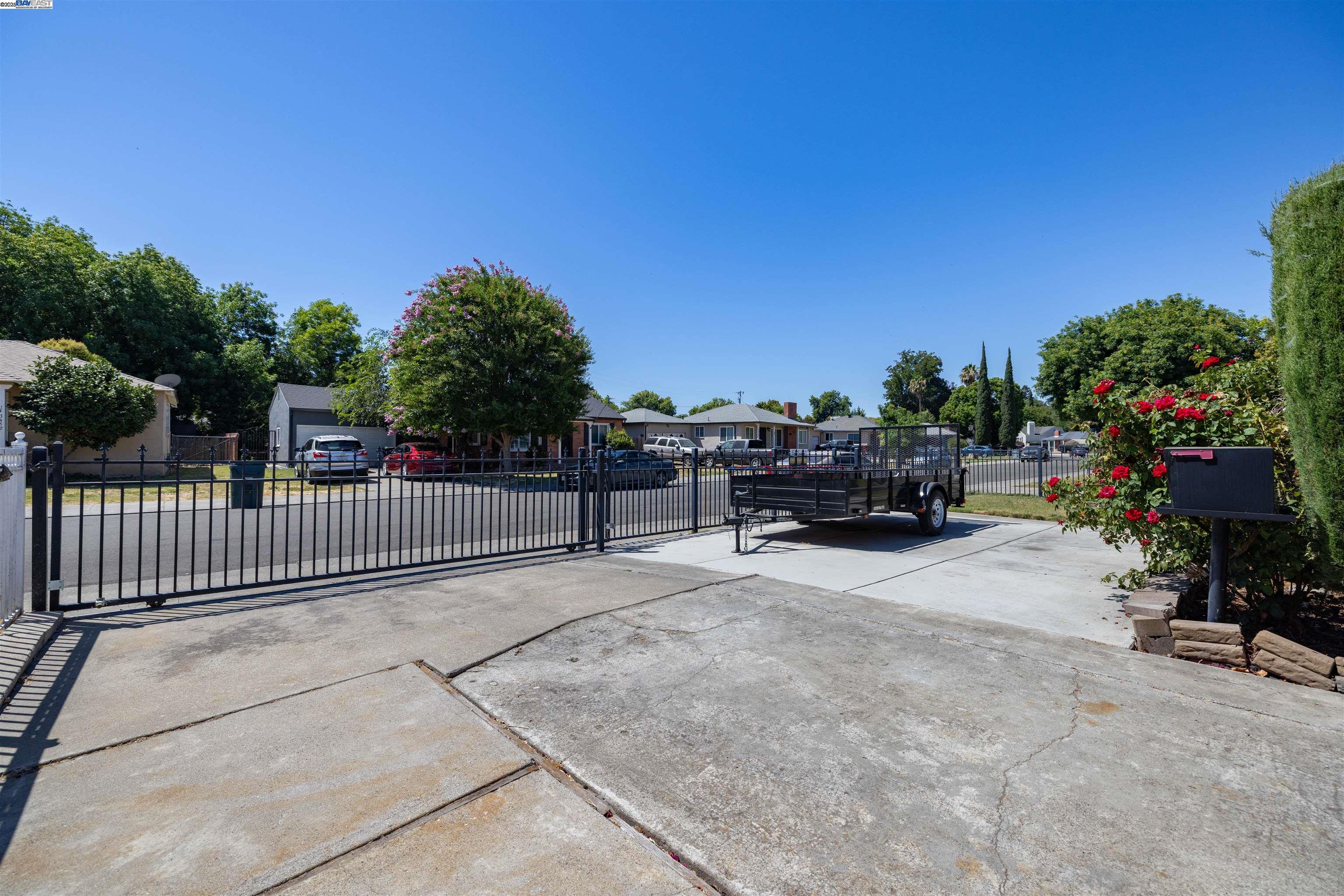 Detail Gallery Image 8 of 44 For 3459 W Euclid Ave, Stockton,  CA 95204 - 3 Beds | 2 Baths