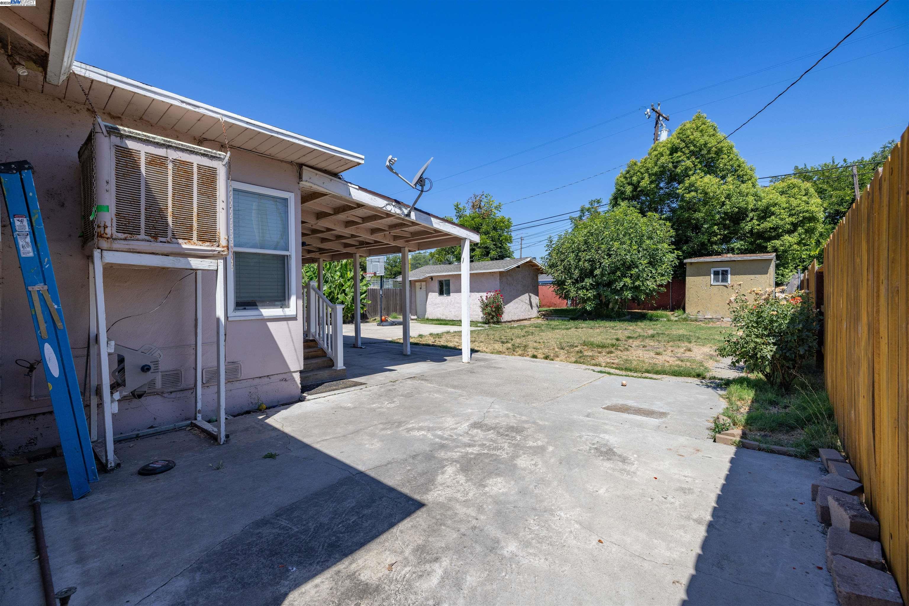 Detail Gallery Image 9 of 44 For 3459 W Euclid Ave, Stockton,  CA 95204 - 3 Beds | 2 Baths