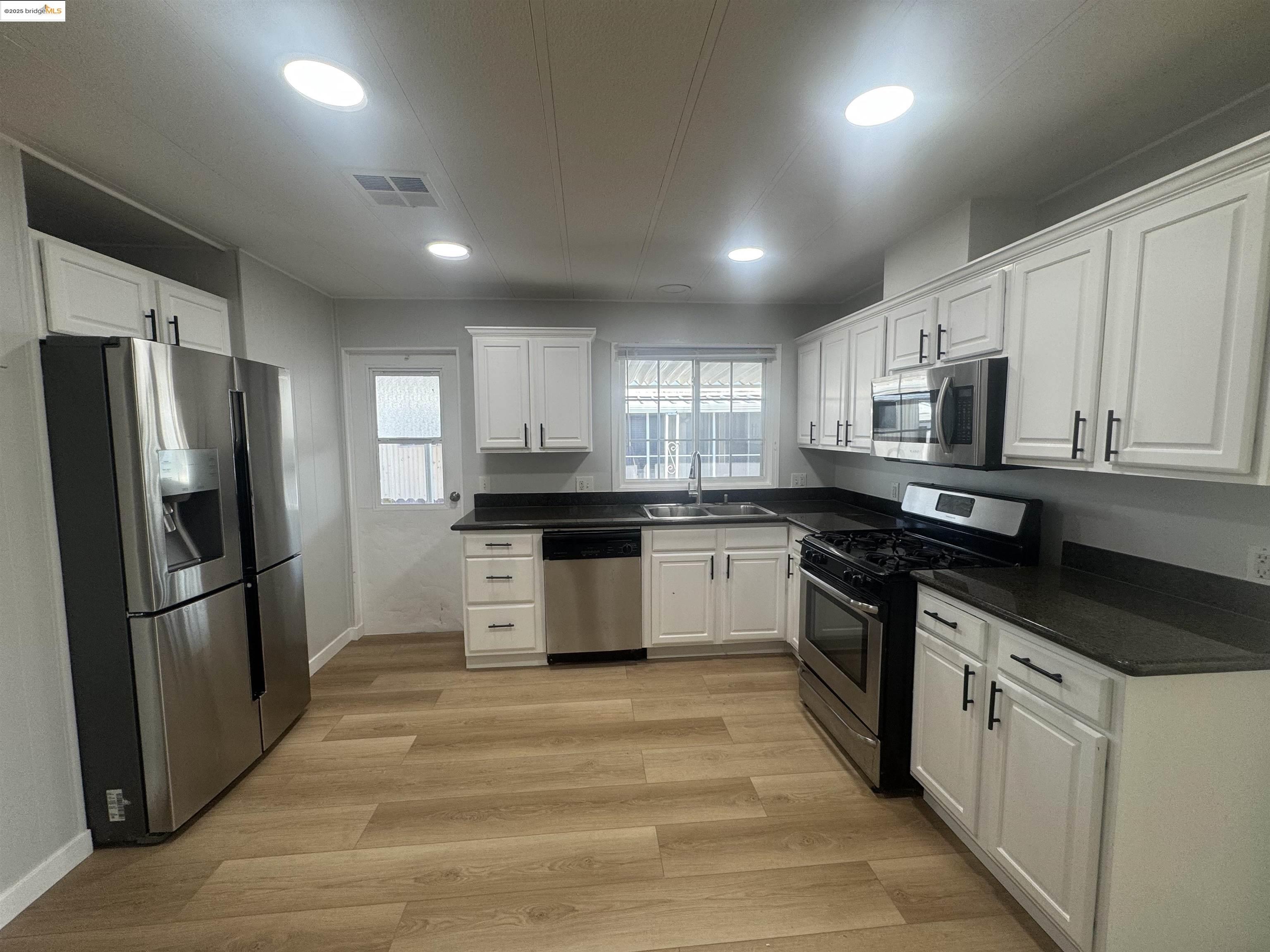 Detail Gallery Image 4 of 14 For 814 Sundial Circle #105,  Livermore,  CA 94551 - 2 Beds | 2 Baths