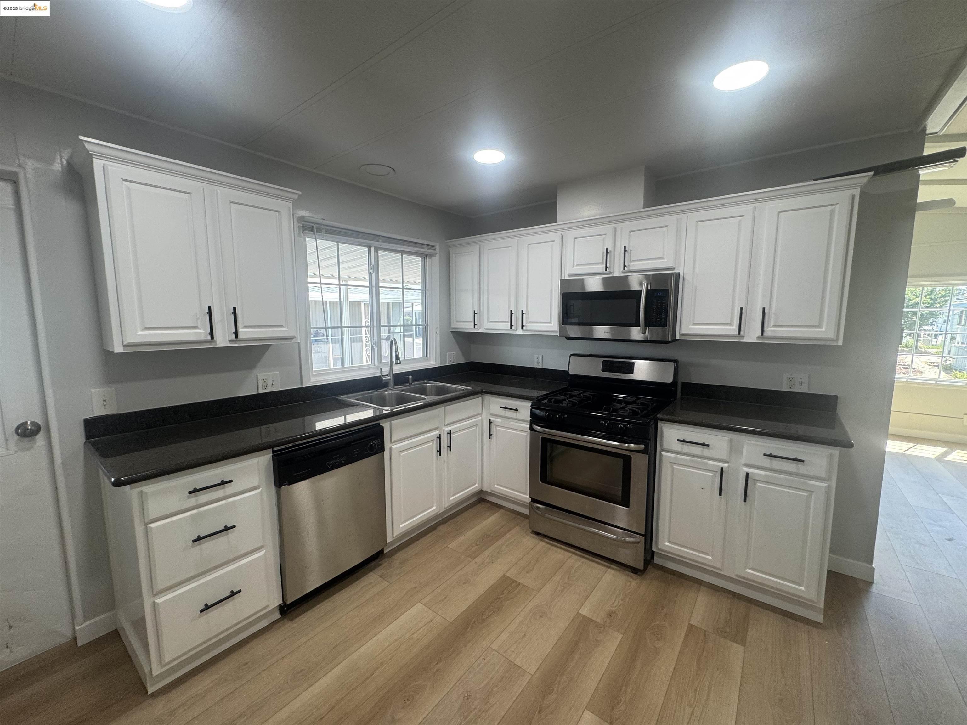 Detail Gallery Image 5 of 14 For 814 Sundial Circle #105,  Livermore,  CA 94551 - 2 Beds | 2 Baths