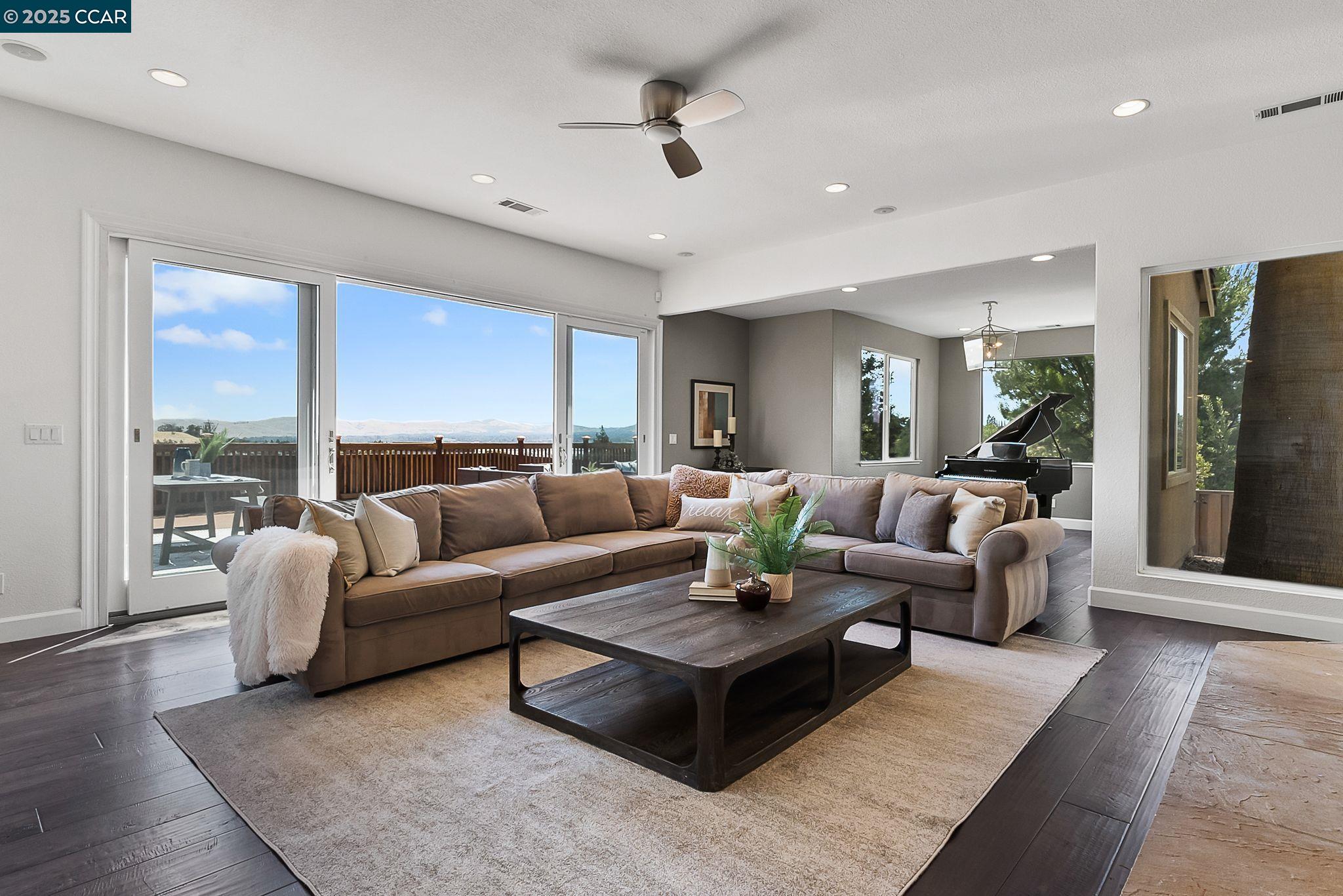 Detail Gallery Image 11 of 41 For 2058 Marazzani Dr, Martinez,  CA 94553 - 5 Beds | 2/1 Baths