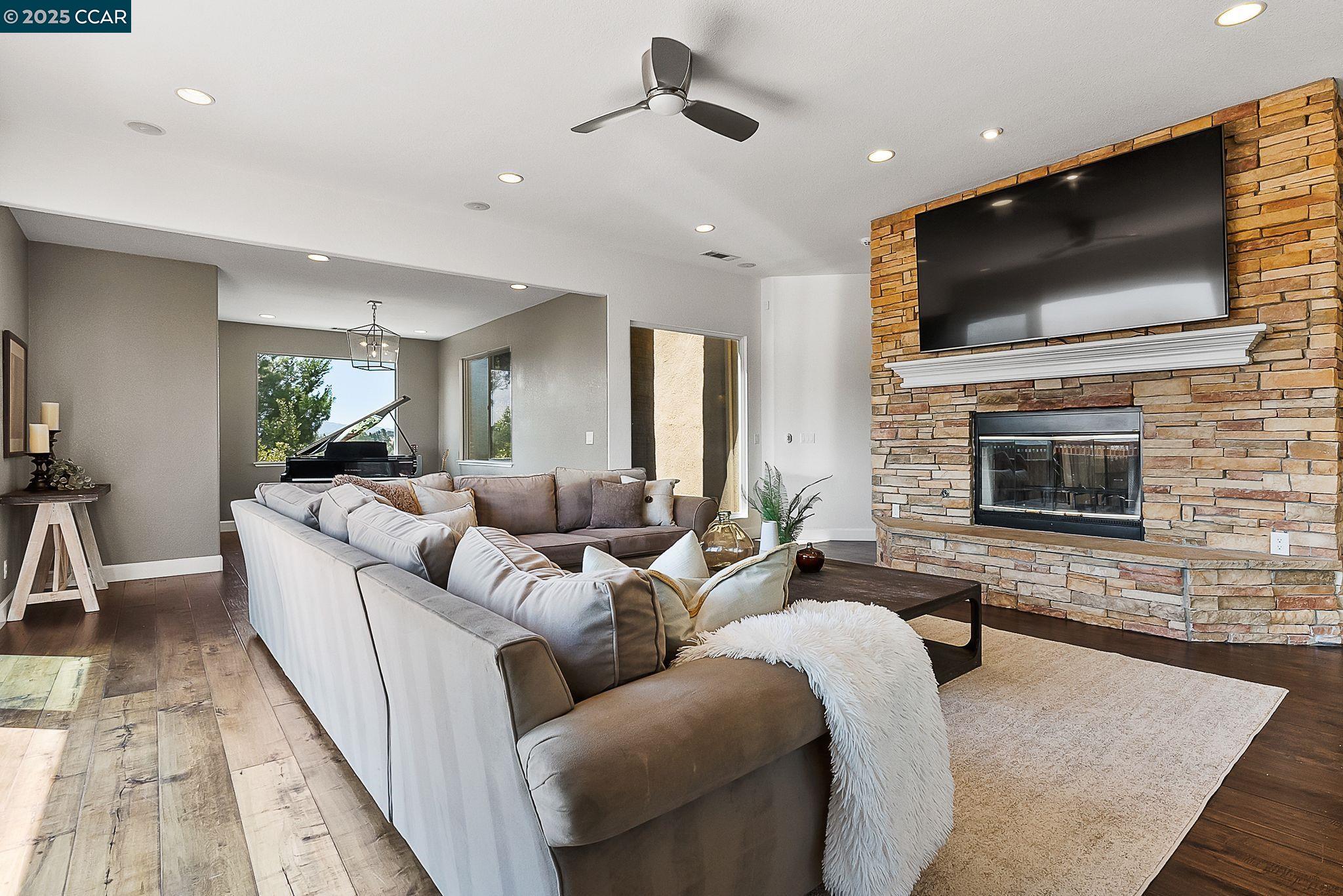 Detail Gallery Image 12 of 41 For 2058 Marazzani Dr, Martinez,  CA 94553 - 5 Beds | 2/1 Baths