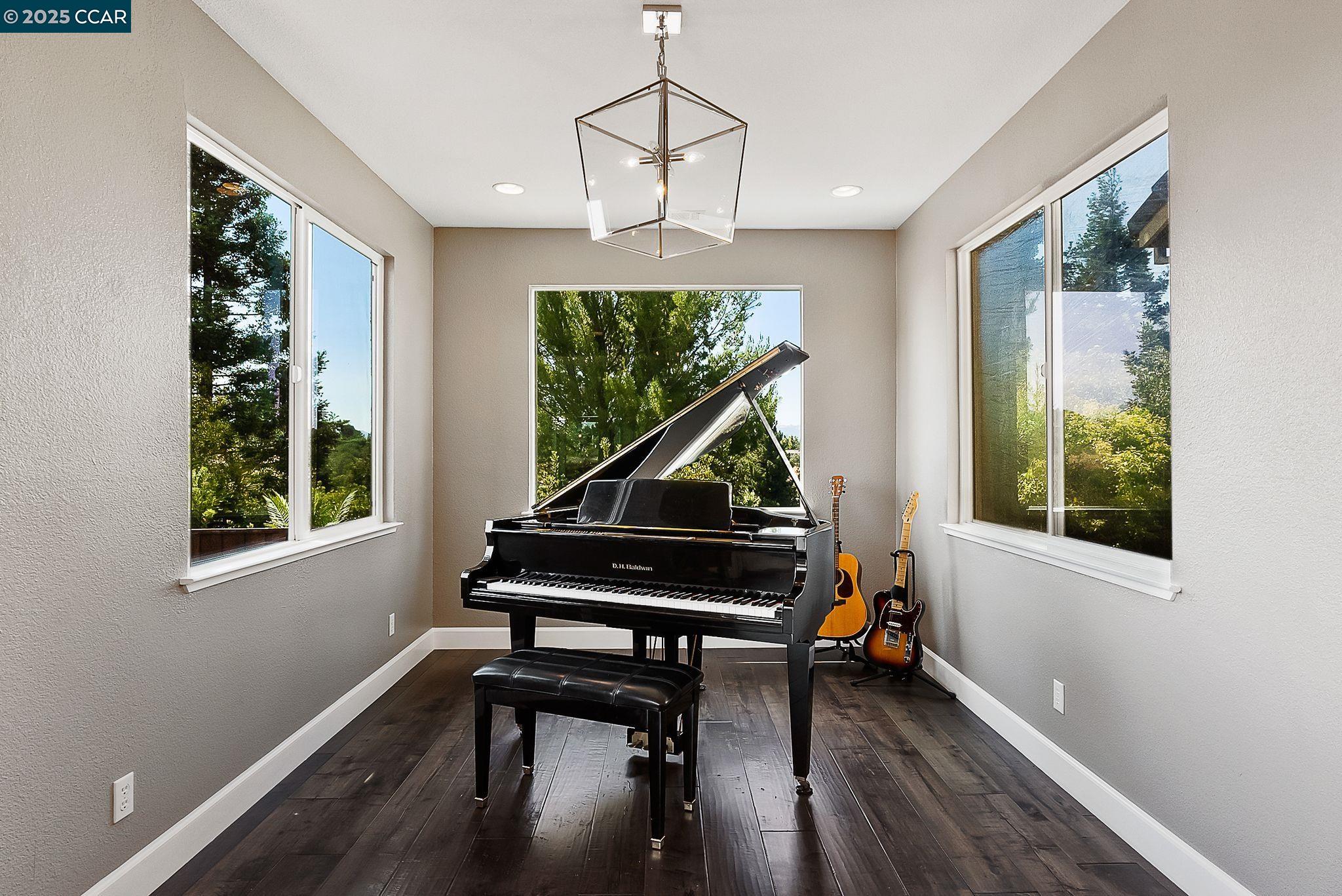 Detail Gallery Image 13 of 41 For 2058 Marazzani Dr, Martinez,  CA 94553 - 5 Beds | 2/1 Baths