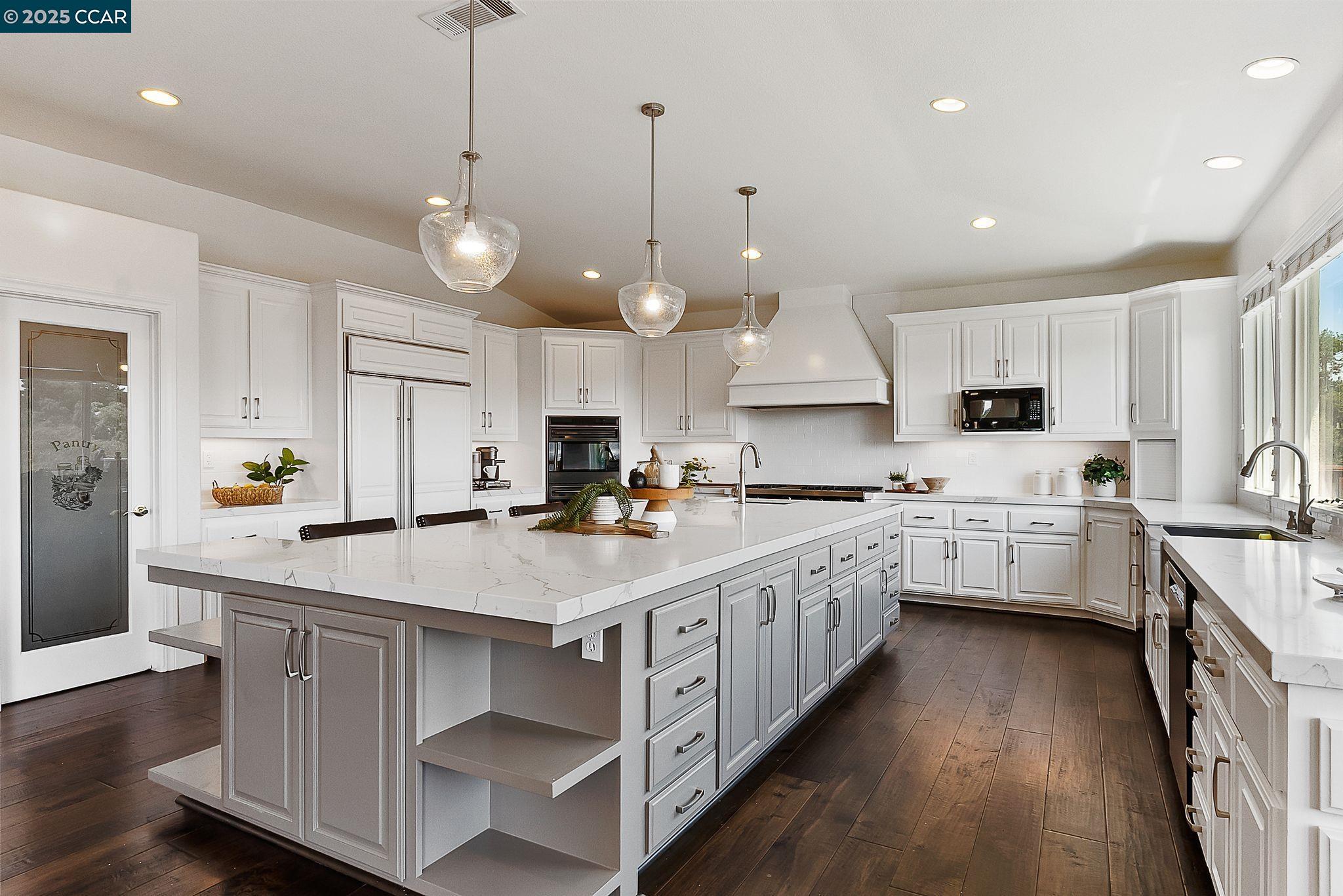 Detail Gallery Image 15 of 41 For 2058 Marazzani Dr, Martinez,  CA 94553 - 5 Beds | 2/1 Baths