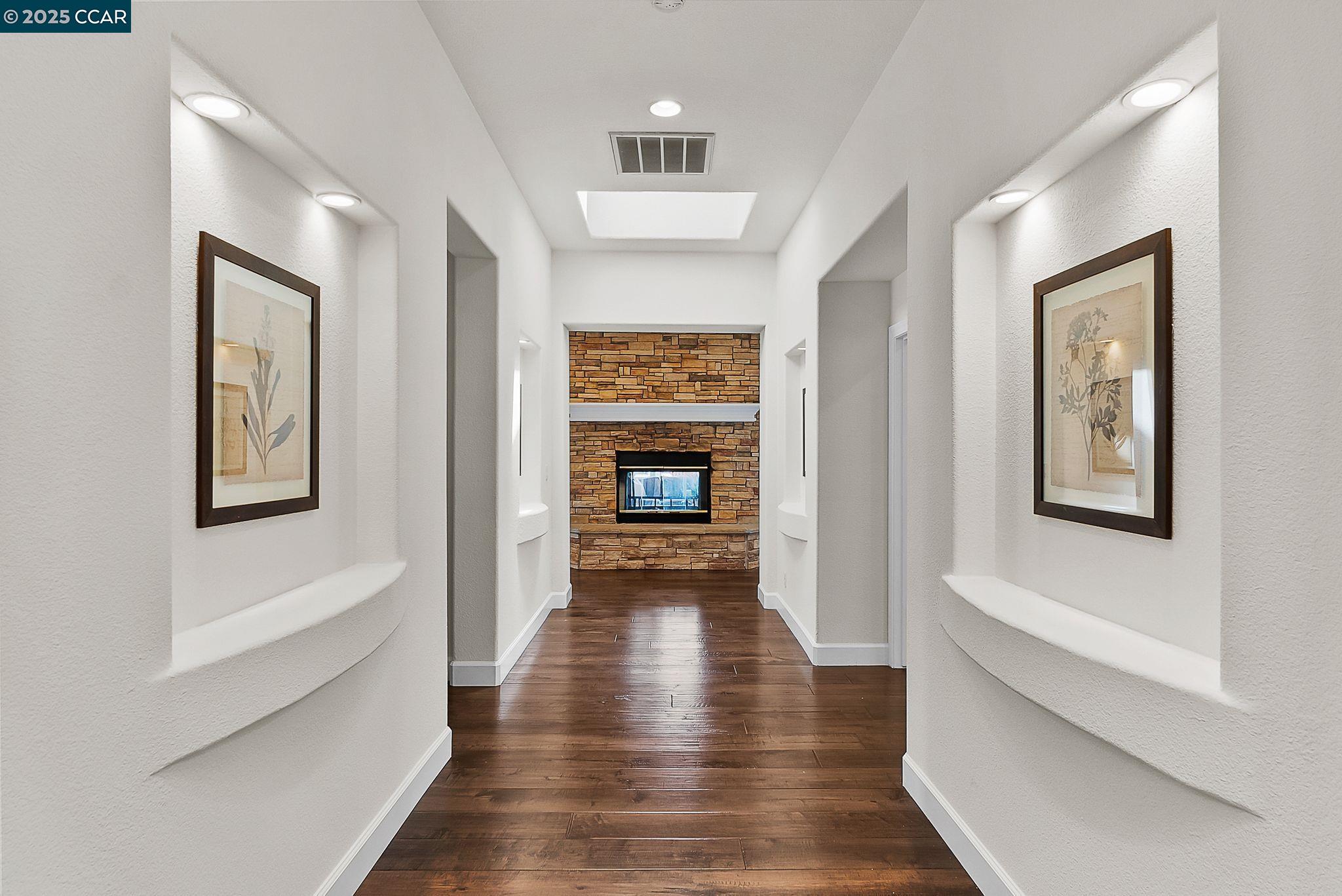 Detail Gallery Image 4 of 41 For 2058 Marazzani Dr, Martinez,  CA 94553 - 5 Beds | 2/1 Baths