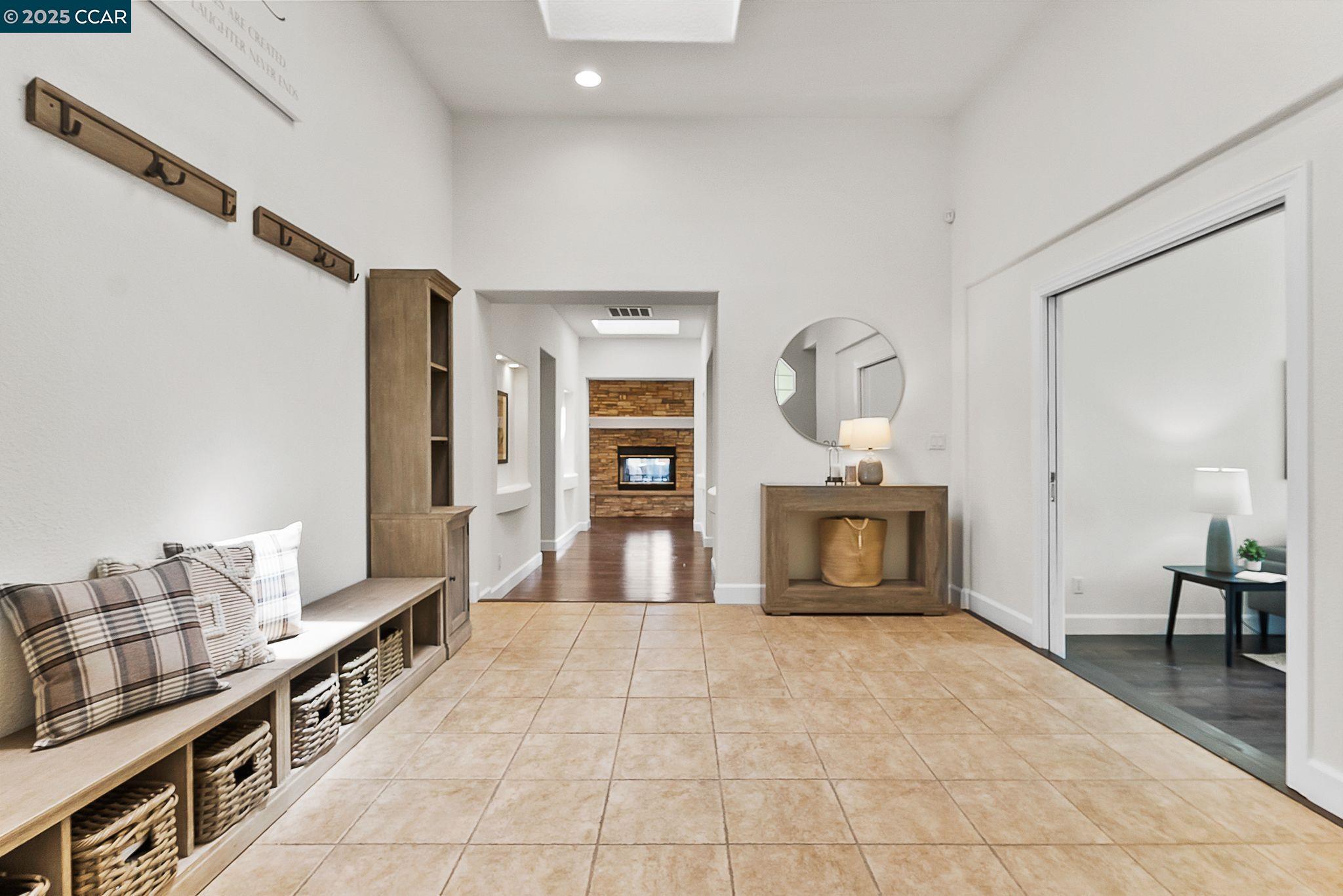 Detail Gallery Image 5 of 41 For 2058 Marazzani Dr, Martinez,  CA 94553 - 5 Beds | 2/1 Baths