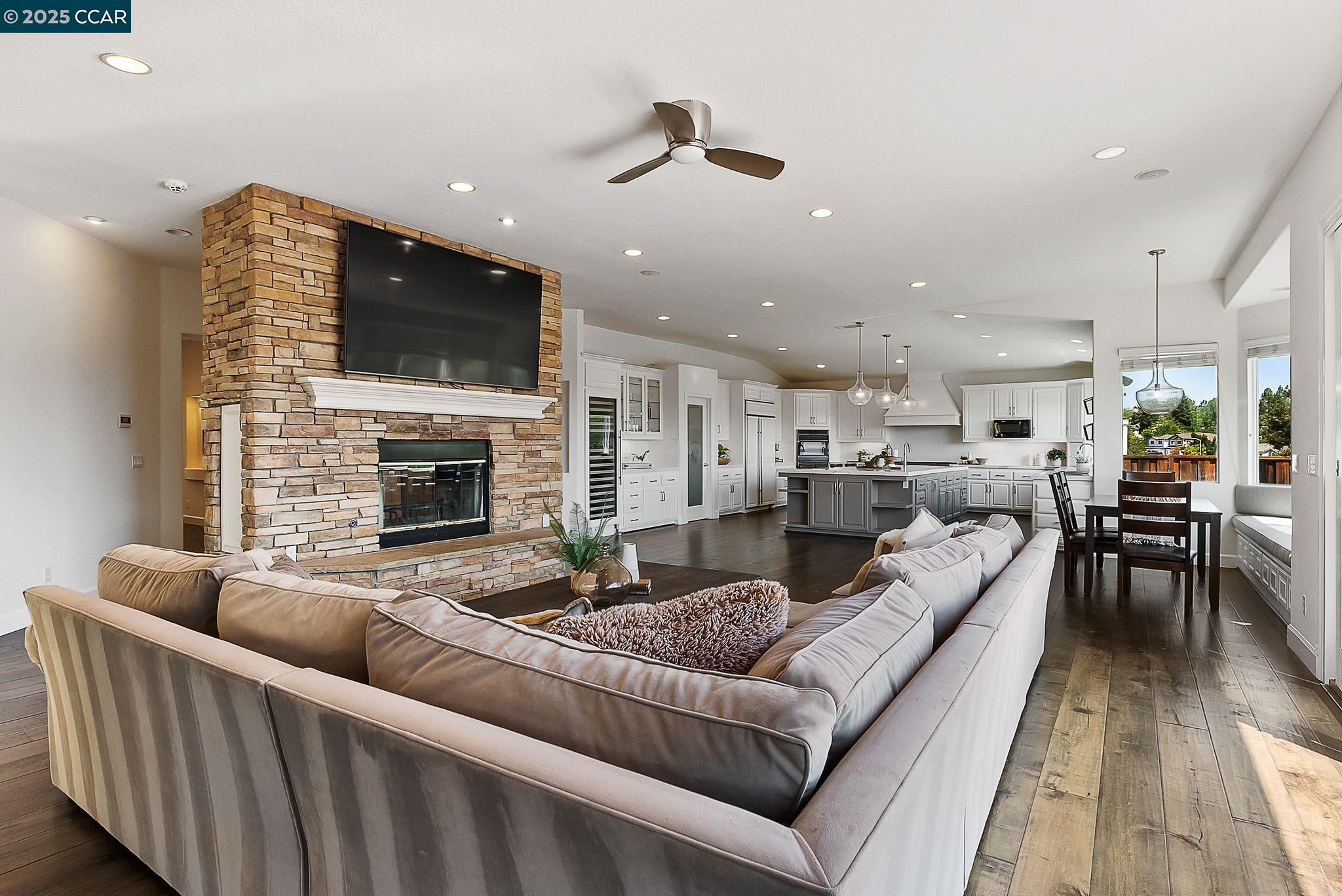 Detail Gallery Image 8 of 41 For 2058 Marazzani Dr, Martinez,  CA 94553 - 5 Beds | 2/1 Baths