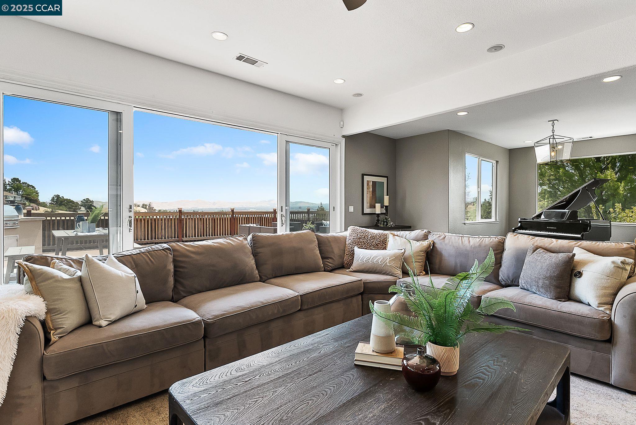 Detail Gallery Image 9 of 41 For 2058 Marazzani Dr, Martinez,  CA 94553 - 5 Beds | 2/1 Baths