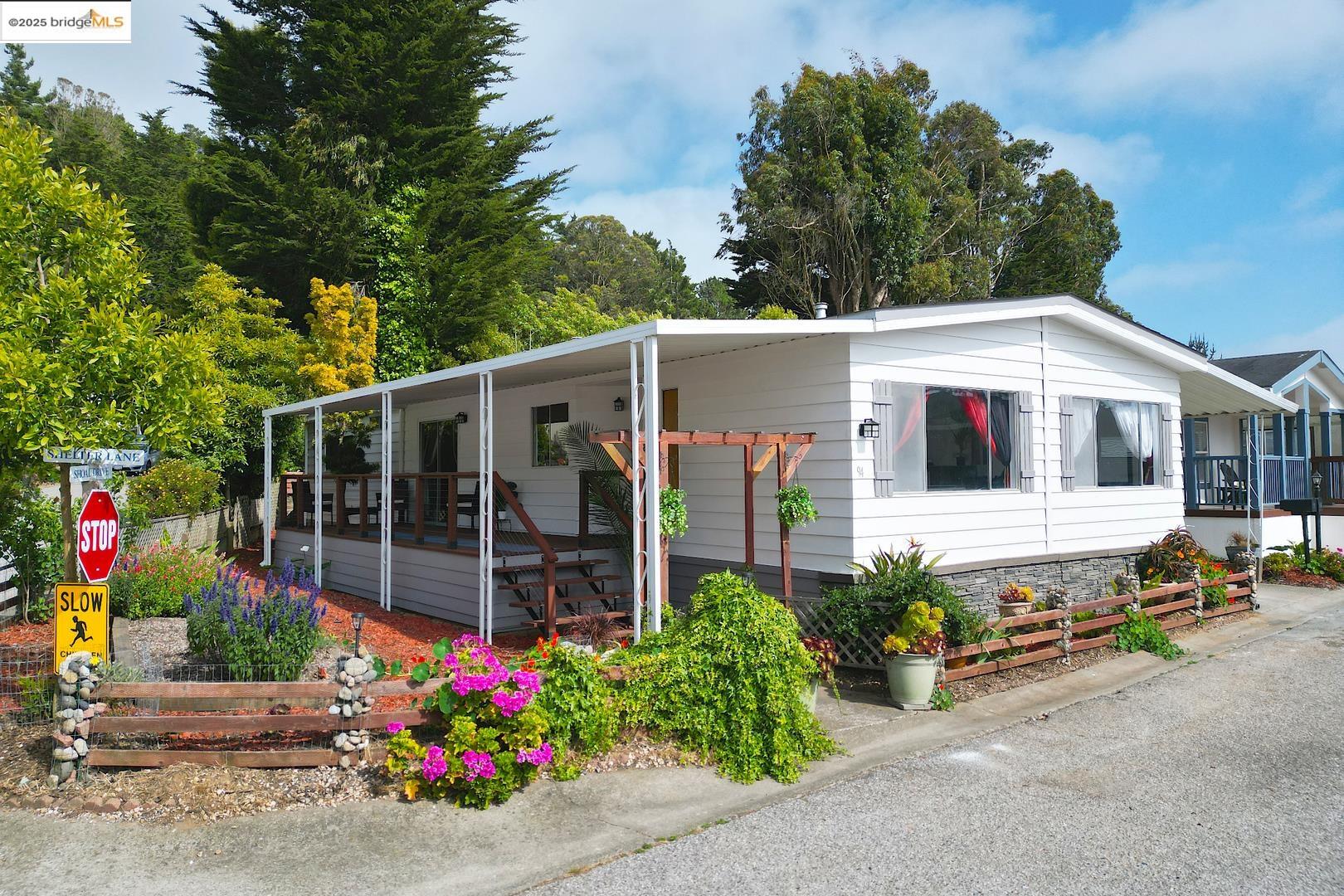 Detail Gallery Image 1 of 31 For 94 Shelter Ln, Daly City,  CA 94014 - 2 Beds | 2 Baths