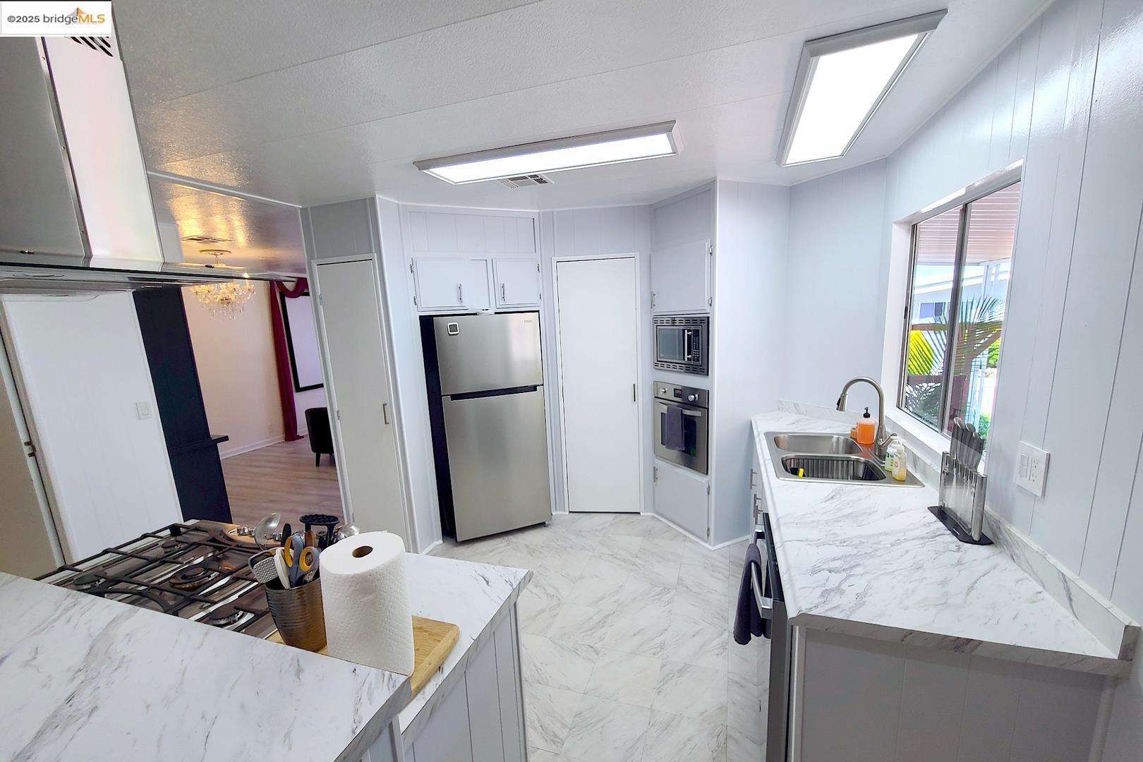Detail Gallery Image 11 of 31 For 94 Shelter Ln, Daly City,  CA 94014 - 2 Beds | 2 Baths