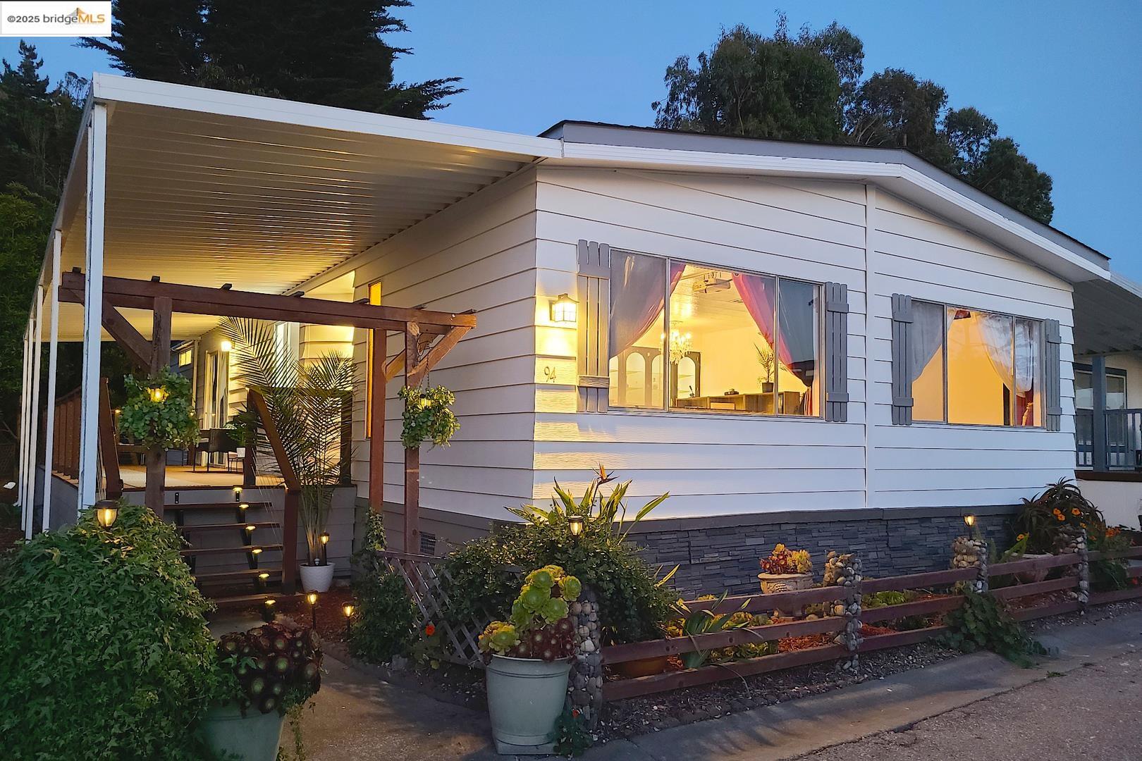 Detail Gallery Image 3 of 31 For 94 Shelter Ln, Daly City,  CA 94014 - 2 Beds | 2 Baths