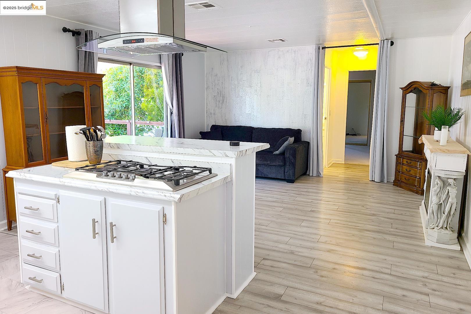 Detail Gallery Image 9 of 31 For 94 Shelter Ln, Daly City,  CA 94014 - 2 Beds | 2 Baths