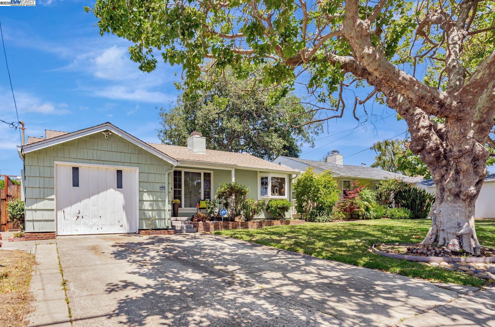 Detail Gallery Image 1 of 1 For 909 via Manzanas, San Lorenzo,  CA 94580 - 3 Beds | 2 Baths