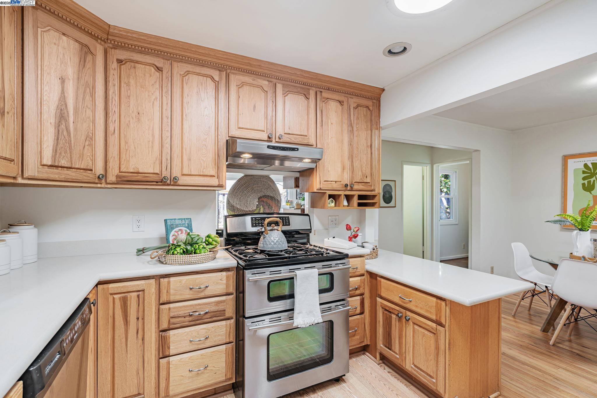 Detail Gallery Image 13 of 34 For 909 via Manzanas, San Lorenzo,  CA 94580 - 3 Beds | 2 Baths