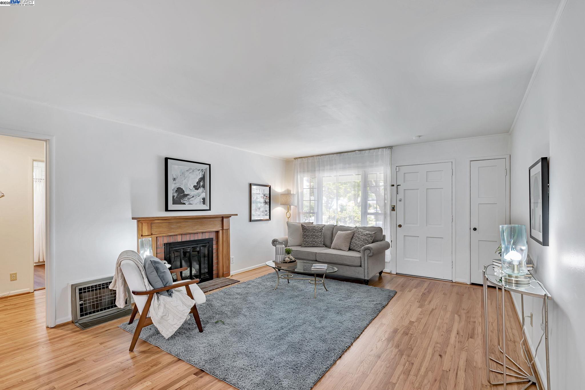 Detail Gallery Image 5 of 34 For 909 via Manzanas, San Lorenzo,  CA 94580 - 3 Beds | 2 Baths