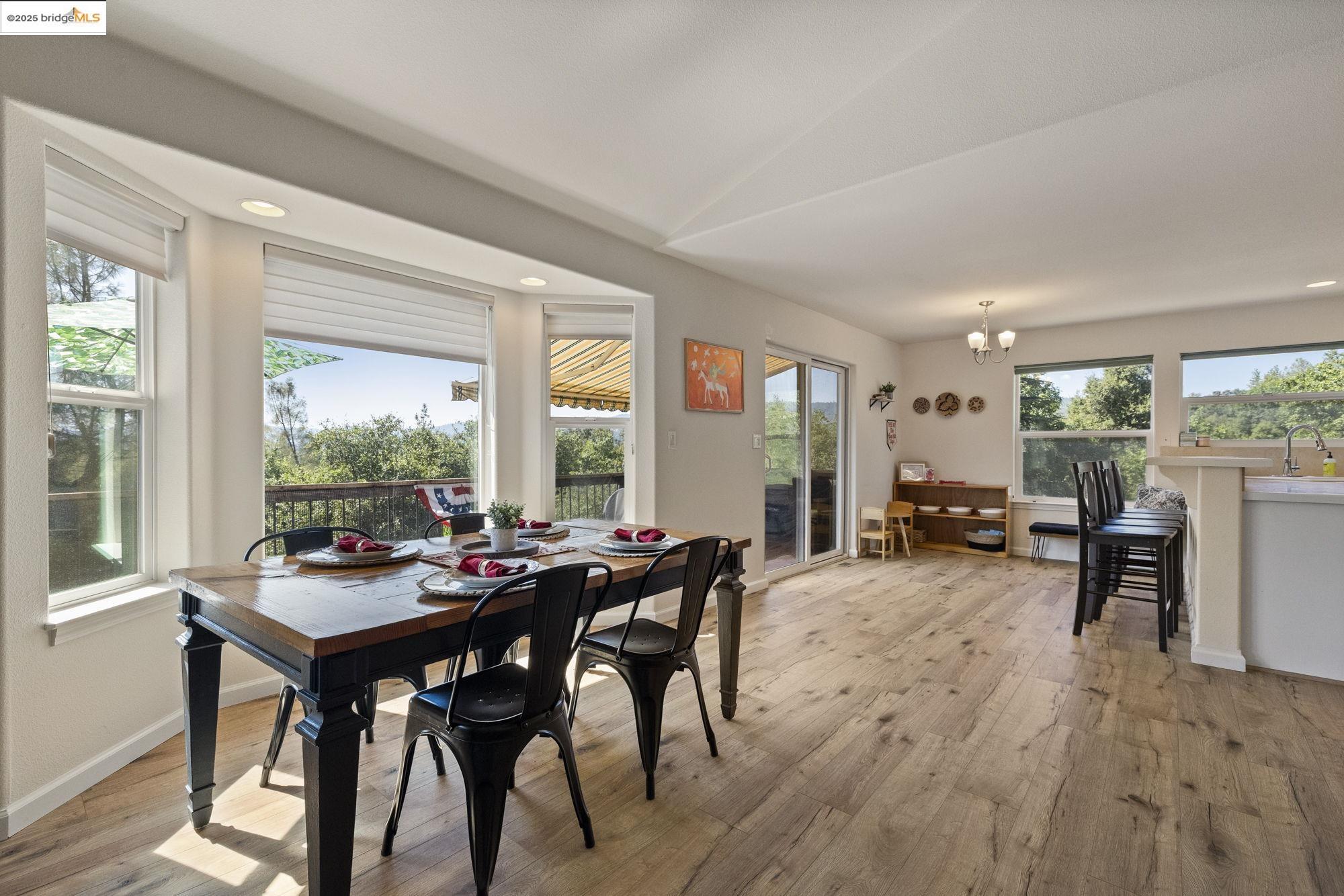Detail Gallery Image 11 of 41 For 21212 Ridgeview Dr, Sonora,  CA 95370 - 3 Beds | 2 Baths