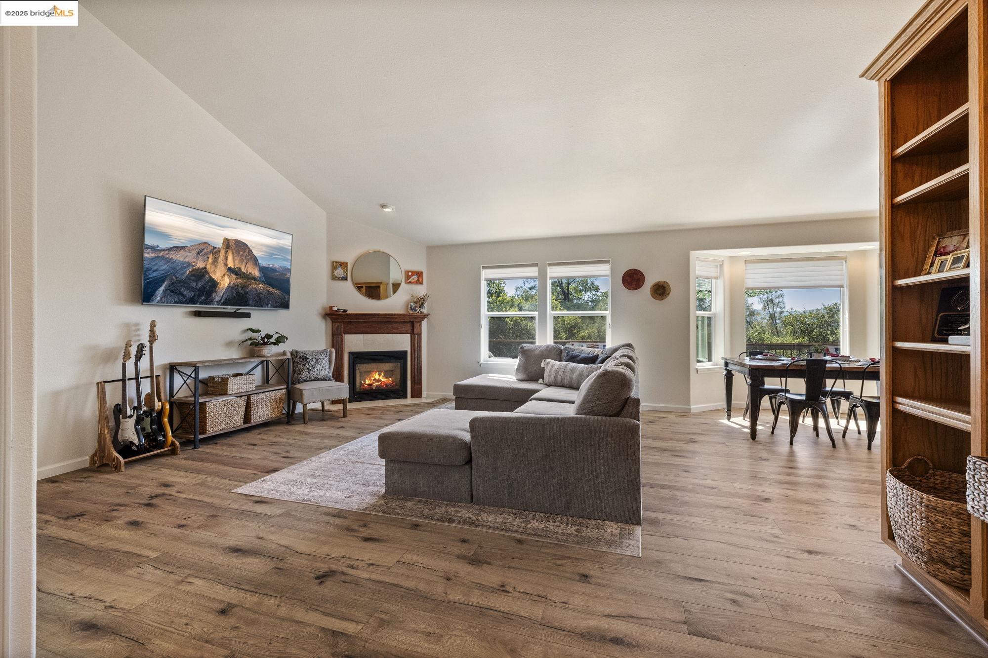 Detail Gallery Image 4 of 41 For 21212 Ridgeview Dr, Sonora,  CA 95370 - 3 Beds | 2 Baths