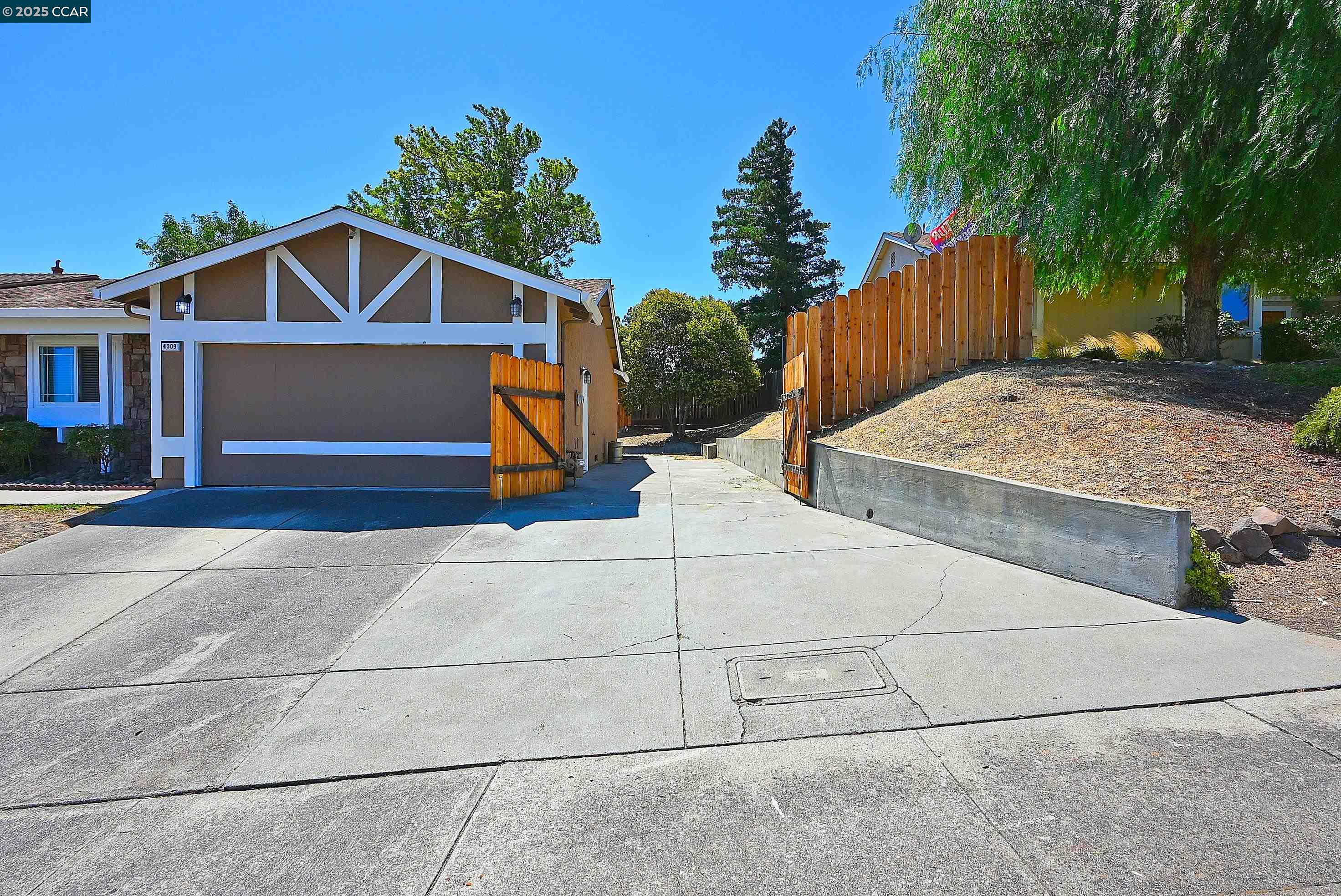 Detail Gallery Image 2 of 58 For 4309 Oakdale Place, Pittsburg,  CA 94565 - 4 Beds | 2/1 Baths