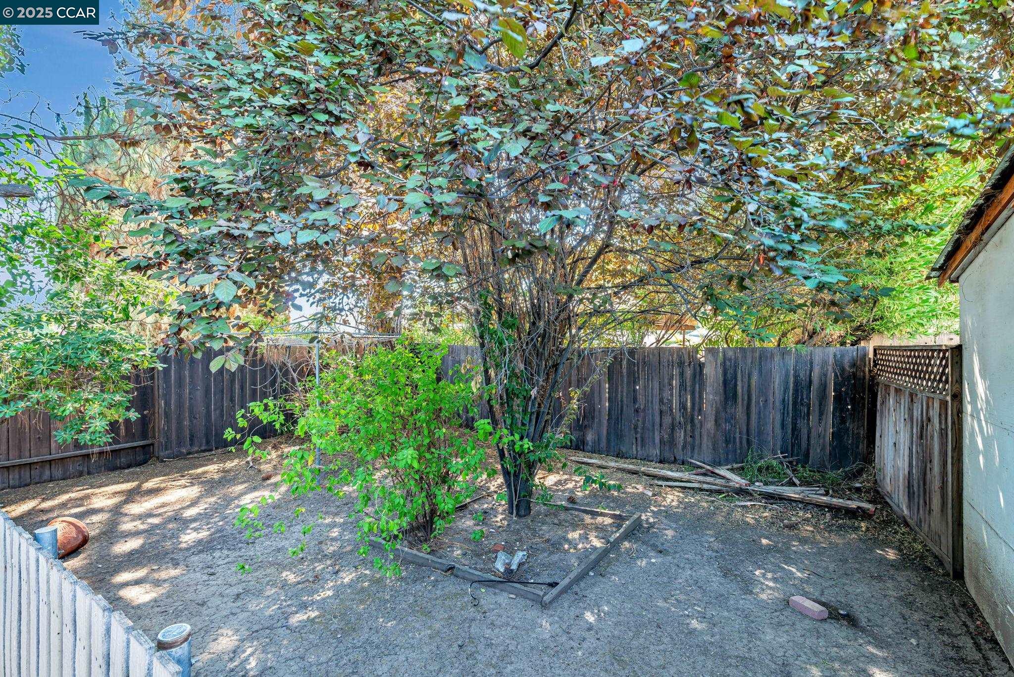 Detail Gallery Image 15 of 17 For 1971 Emerald St, Concord,  CA 94518 - 4 Beds | 3 Baths
