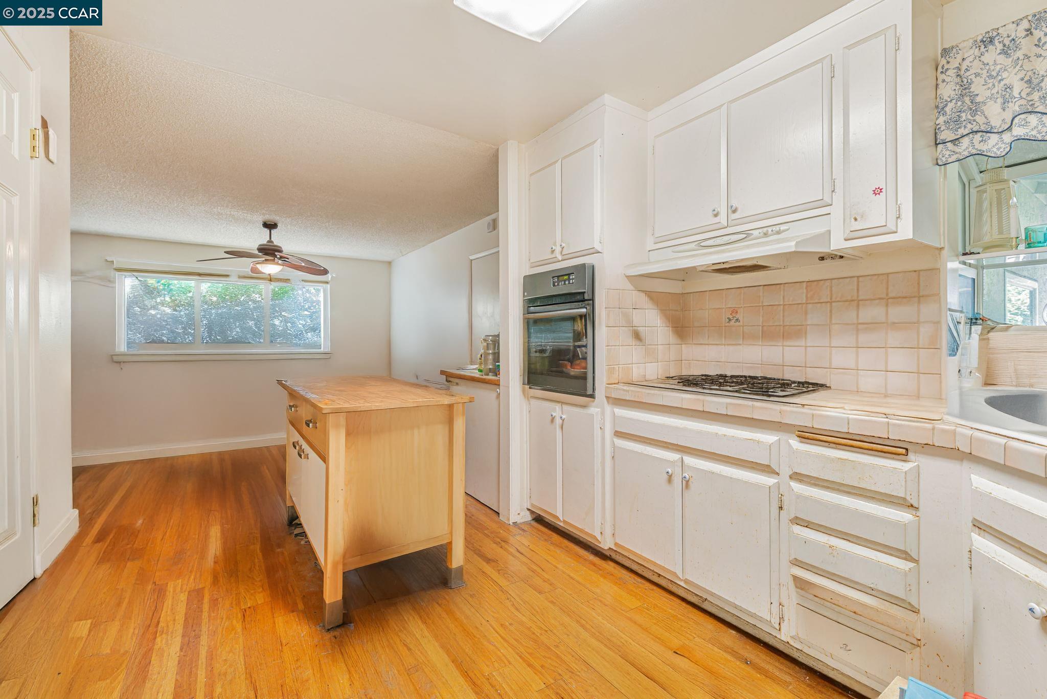 Detail Gallery Image 7 of 17 For 1971 Emerald St, Concord,  CA 94518 - 4 Beds | 3 Baths