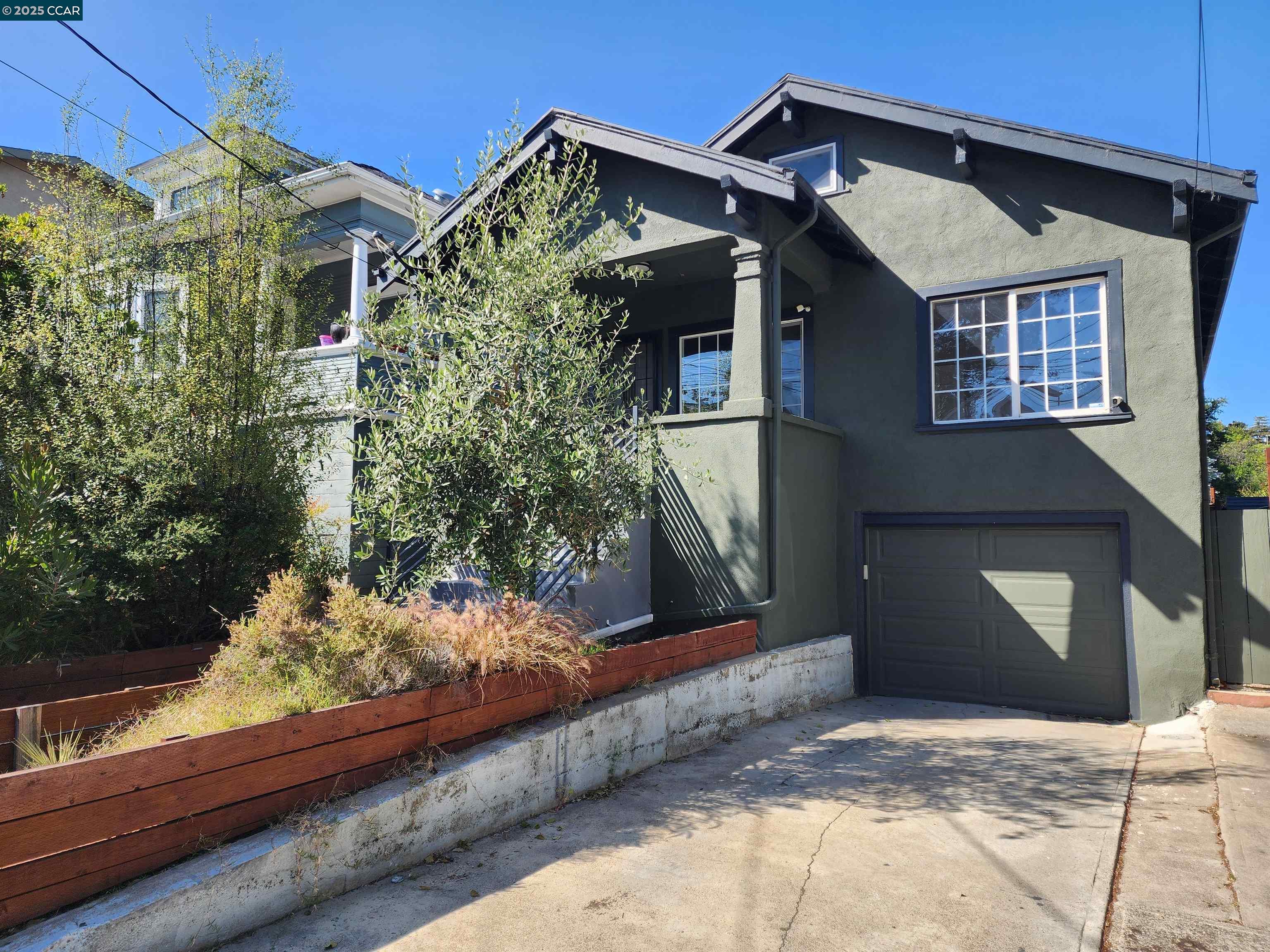 Detail Gallery Image 2 of 36 For 1920 E 24th St, Oakland,  CA 94606 - 3 Beds | 2 Baths