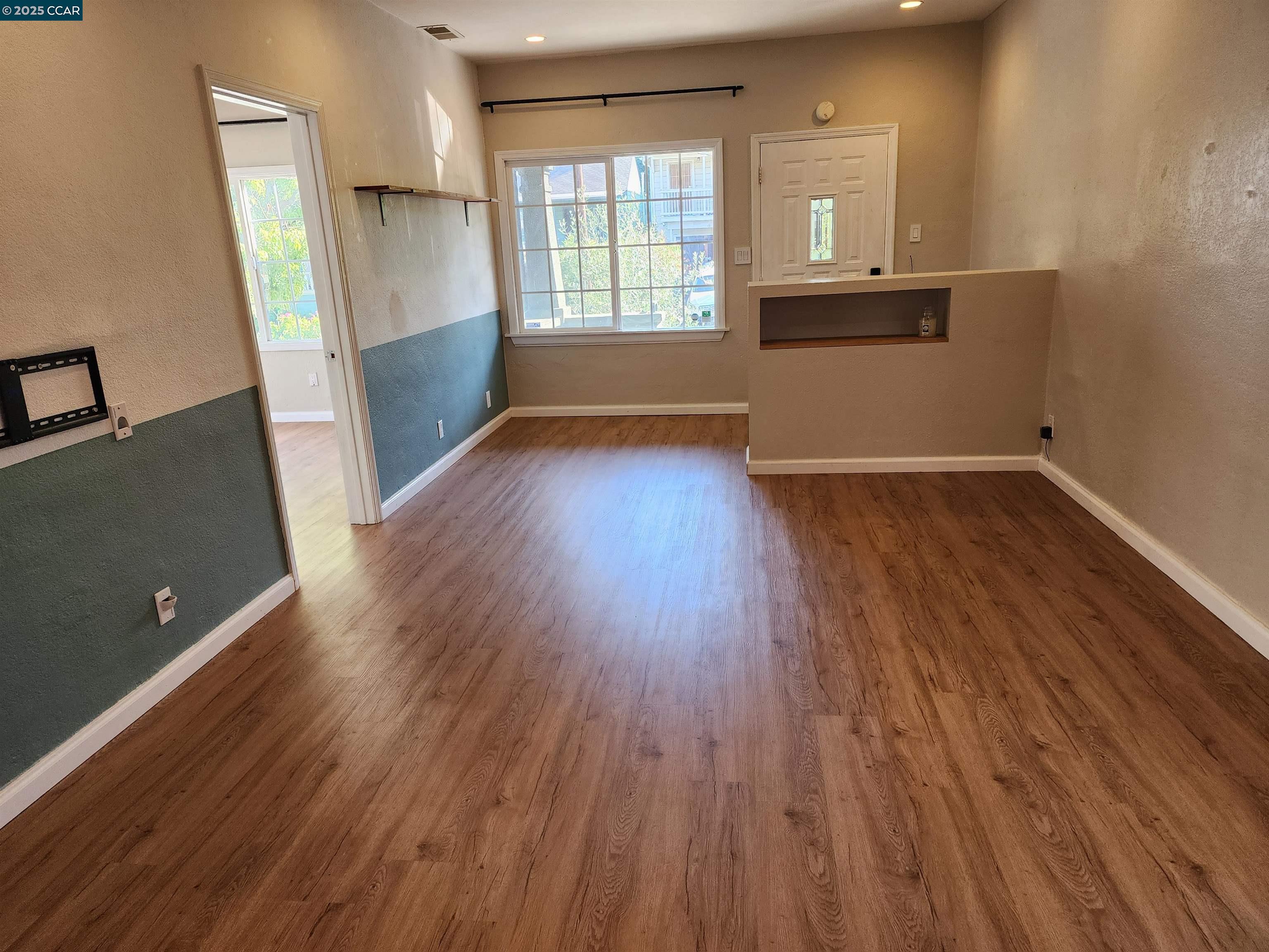 Detail Gallery Image 11 of 36 For 1920 E 24th St, Oakland,  CA 94606 - 3 Beds | 2 Baths