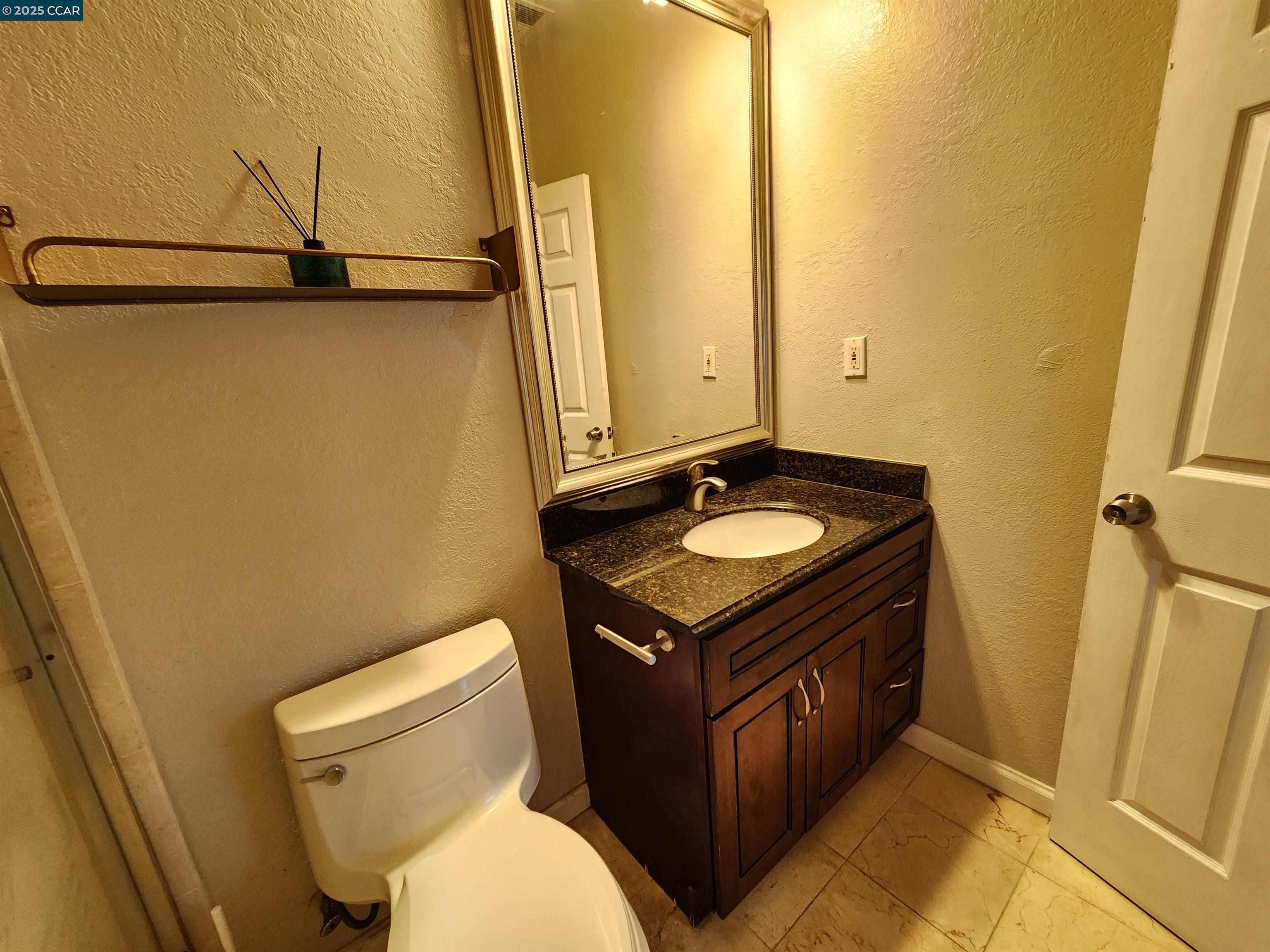 Detail Gallery Image 19 of 36 For 1920 E 24th St, Oakland,  CA 94606 - 3 Beds | 2 Baths