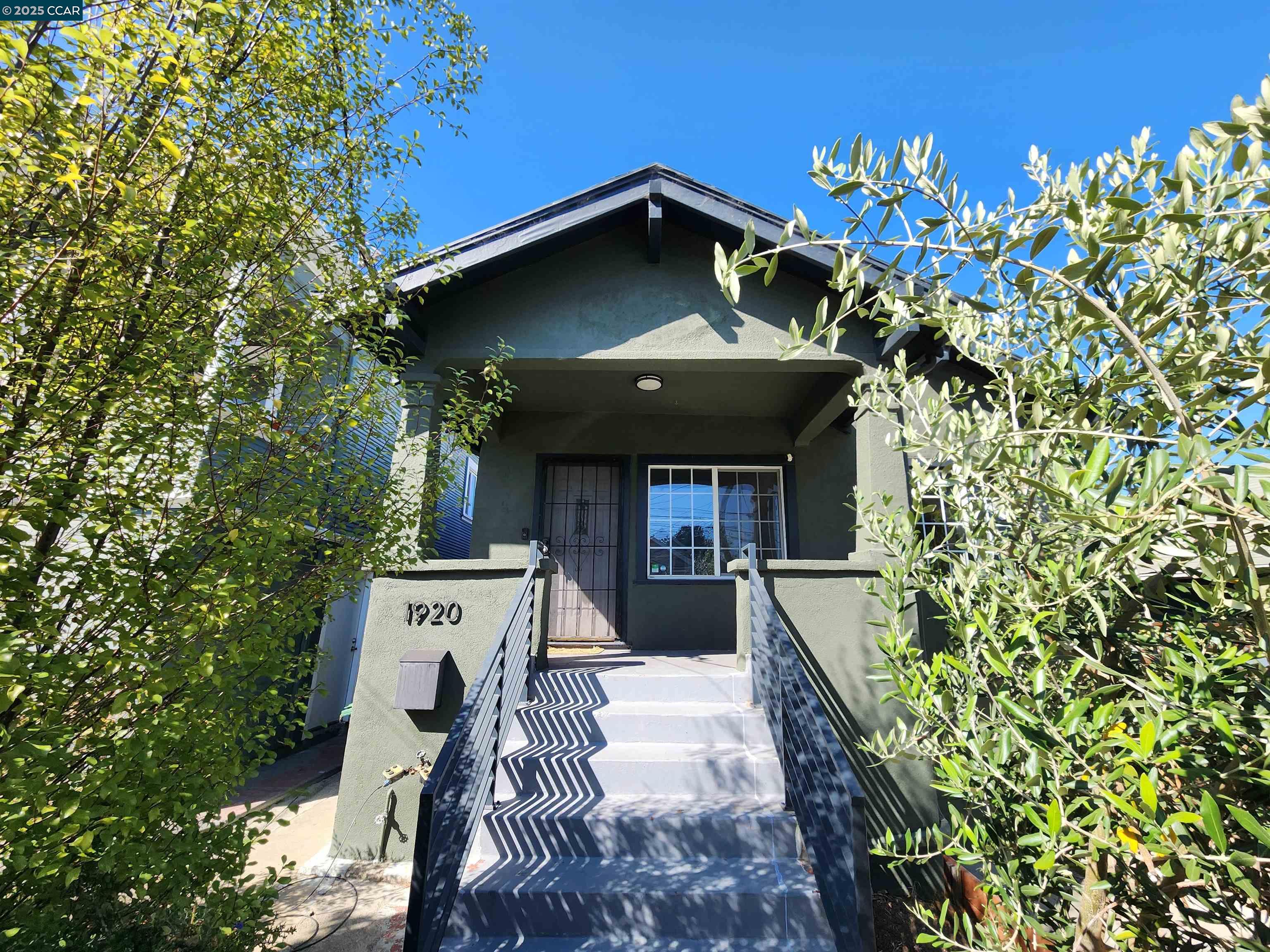 Detail Gallery Image 3 of 36 For 1920 E 24th St, Oakland,  CA 94606 - 3 Beds | 2 Baths