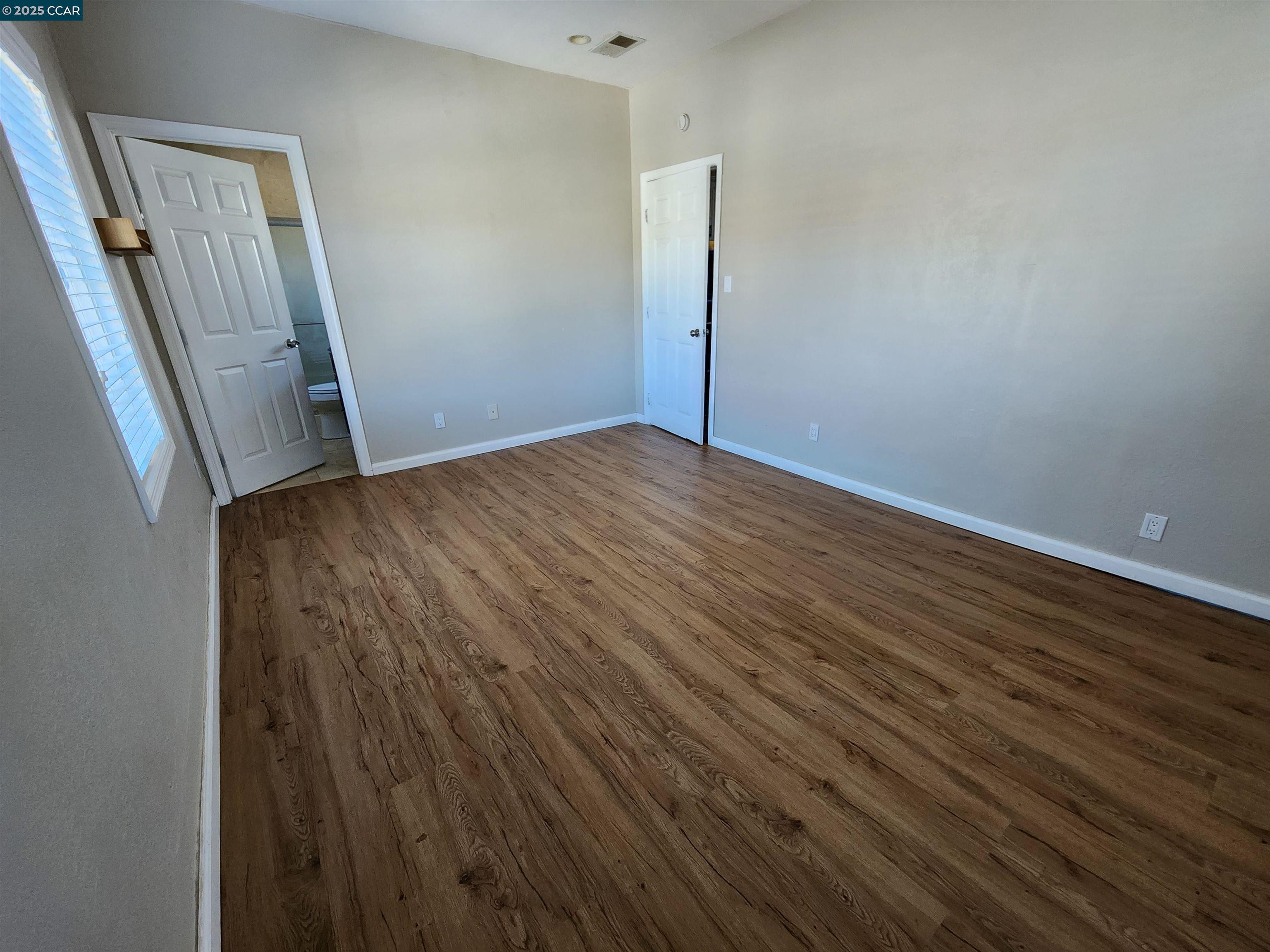 Detail Gallery Image 21 of 36 For 1920 E 24th St, Oakland,  CA 94606 - 3 Beds | 2 Baths