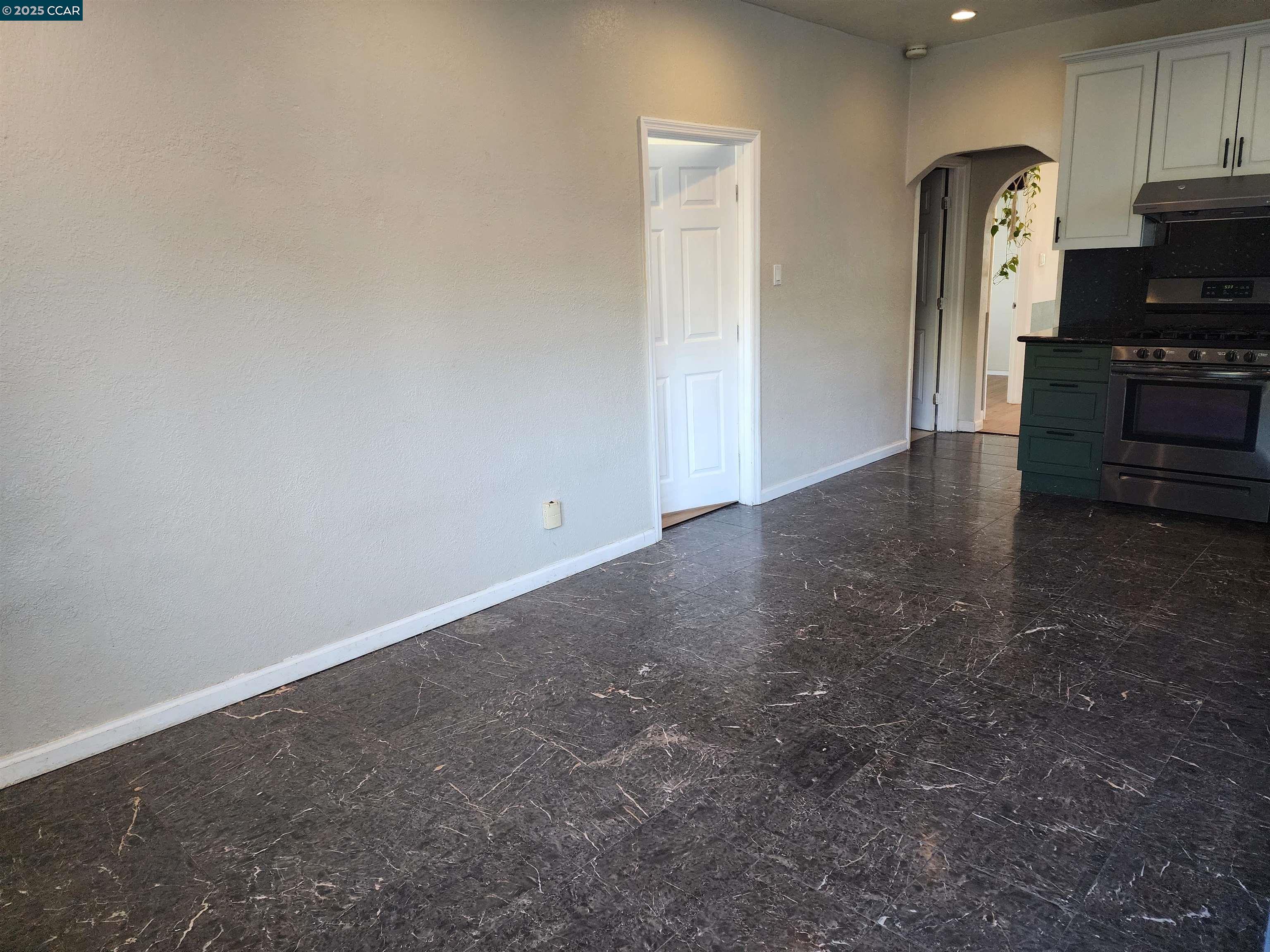 Detail Gallery Image 27 of 36 For 1920 E 24th St, Oakland,  CA 94606 - 3 Beds | 2 Baths
