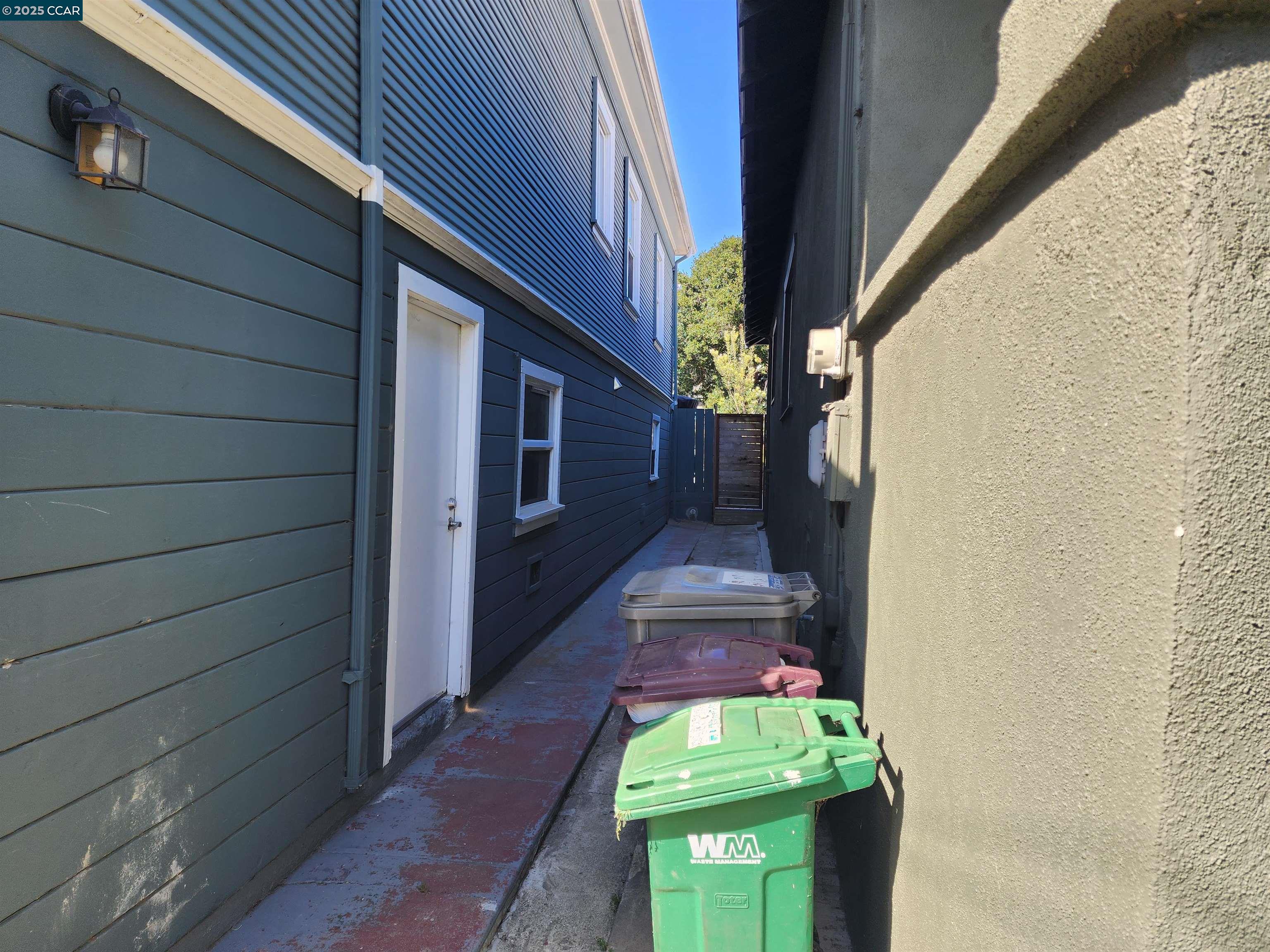 Detail Gallery Image 4 of 36 For 1920 E 24th St, Oakland,  CA 94606 - 3 Beds | 2 Baths