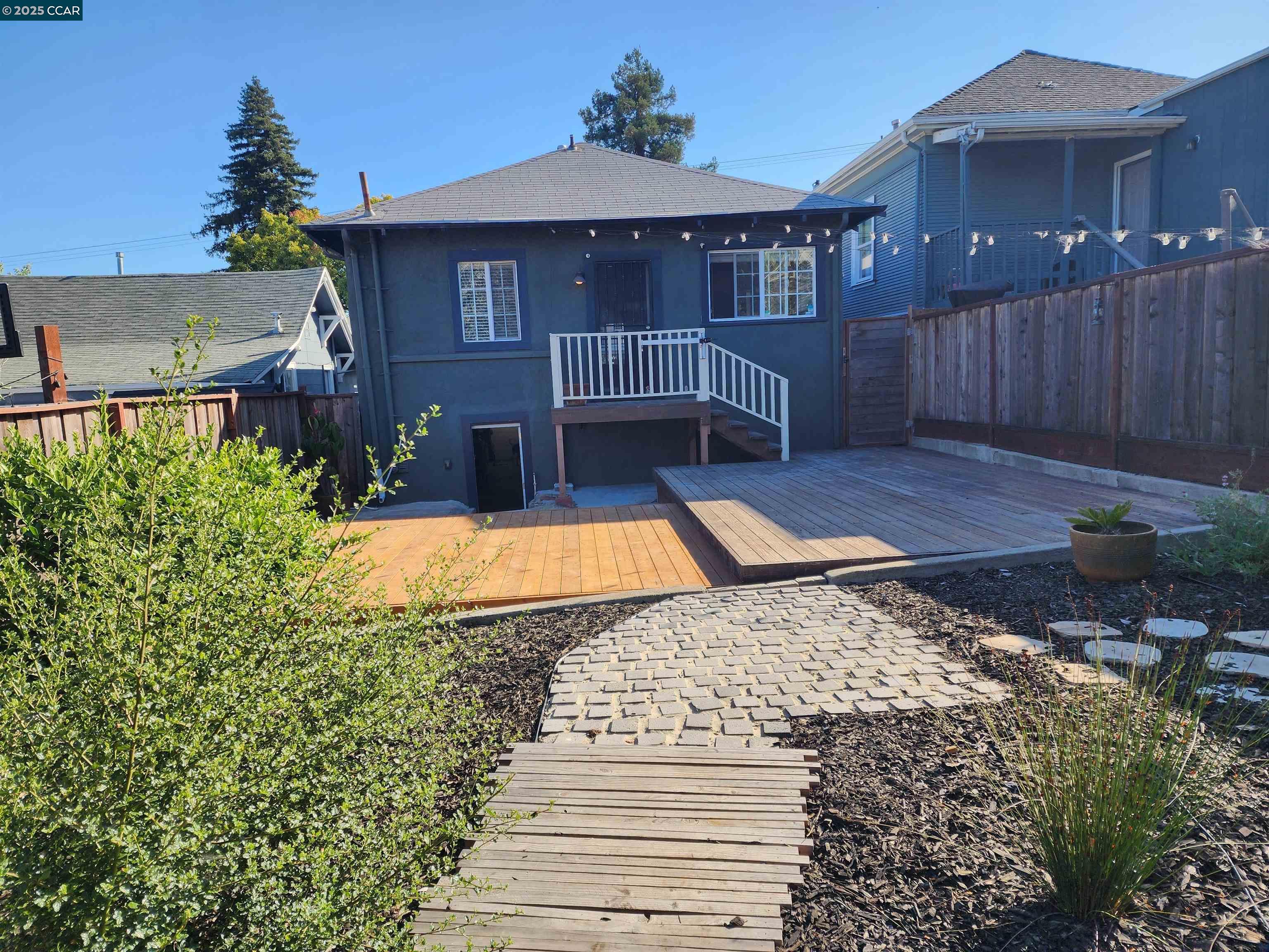 Detail Gallery Image 35 of 36 For 1920 E 24th St, Oakland,  CA 94606 - 3 Beds | 2 Baths