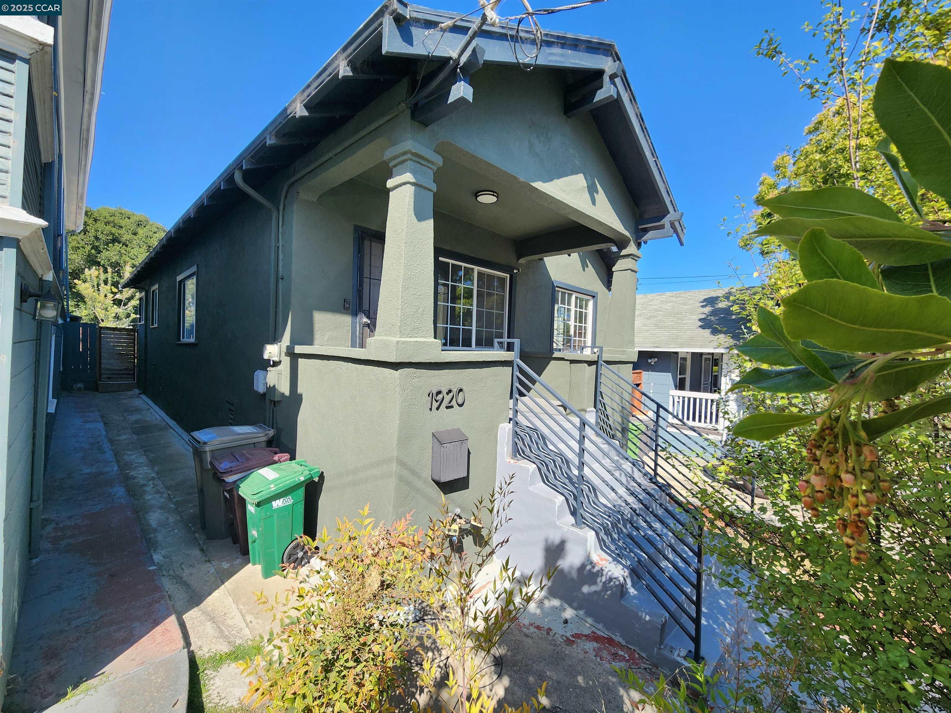 Detail Gallery Image 5 of 36 For 1920 E 24th St, Oakland,  CA 94606 - 3 Beds | 2 Baths
