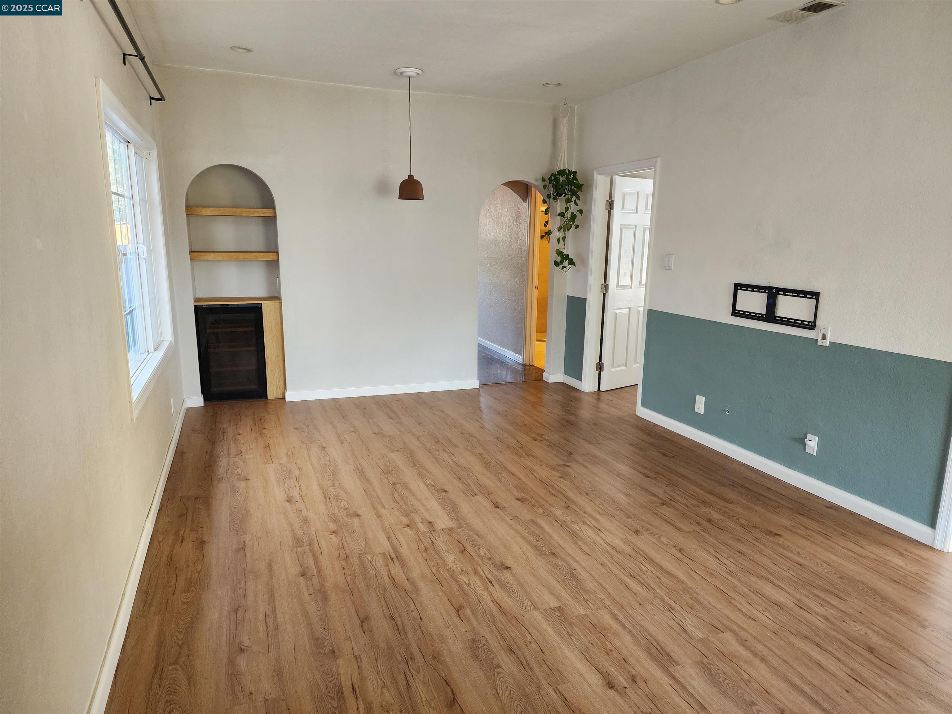 Detail Gallery Image 6 of 36 For 1920 E 24th St, Oakland,  CA 94606 - 3 Beds | 2 Baths