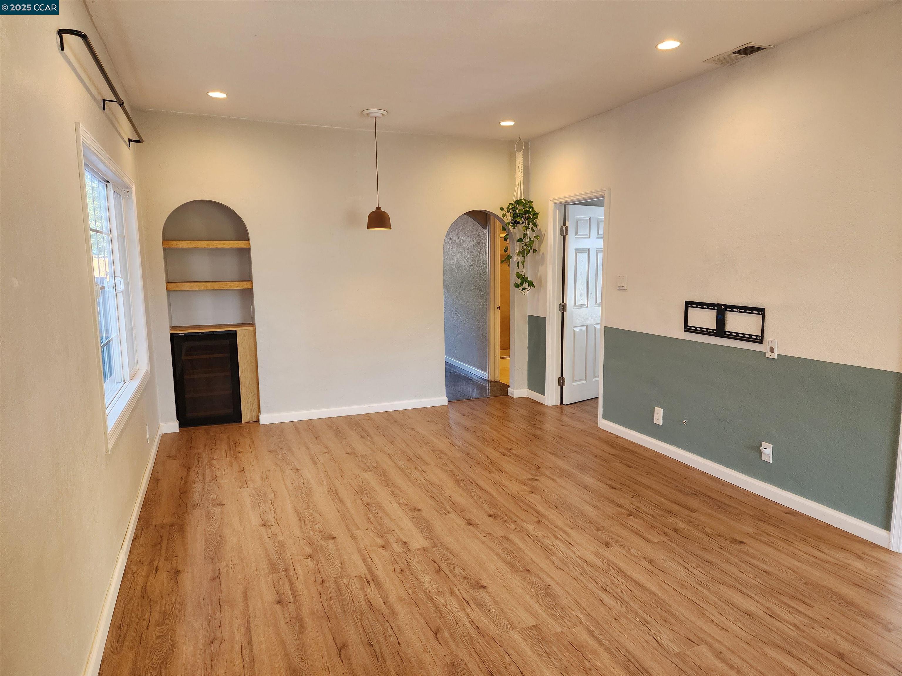 Detail Gallery Image 8 of 36 For 1920 E 24th St, Oakland,  CA 94606 - 3 Beds | 2 Baths