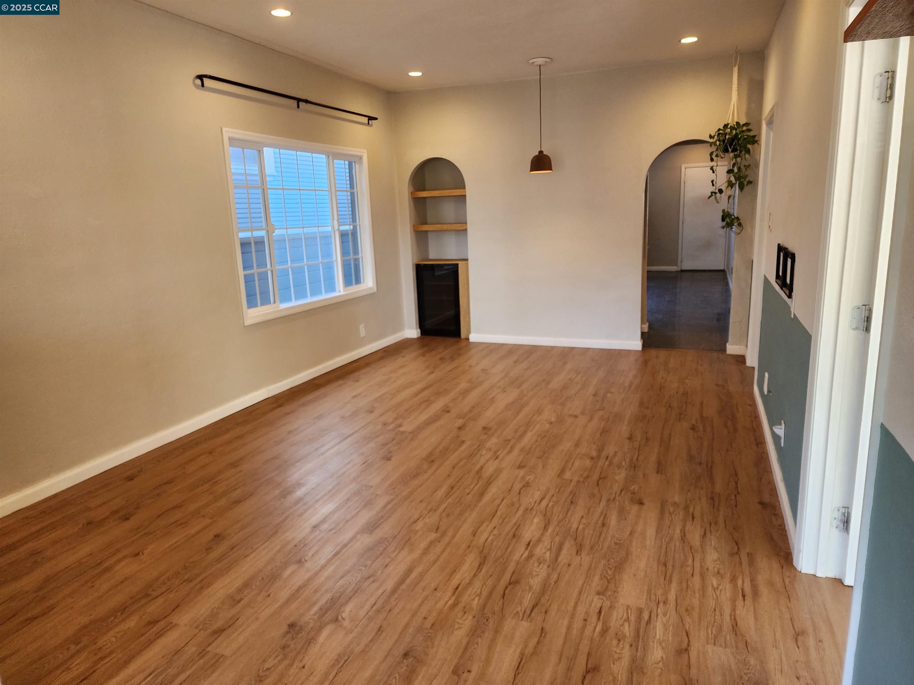 Detail Gallery Image 9 of 36 For 1920 E 24th St, Oakland,  CA 94606 - 3 Beds | 2 Baths