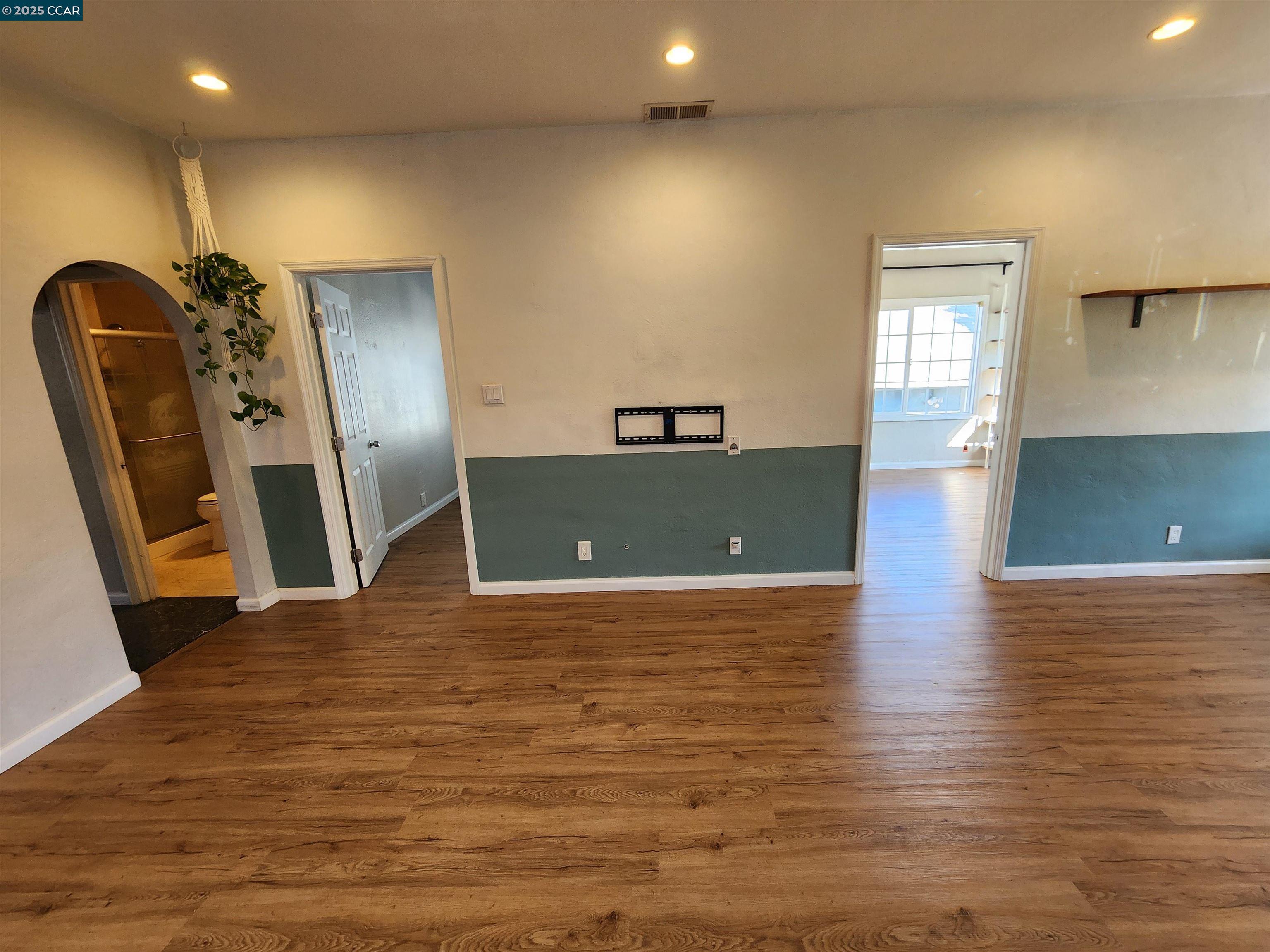 Detail Gallery Image 10 of 36 For 1920 E 24th St, Oakland,  CA 94606 - 3 Beds | 2 Baths