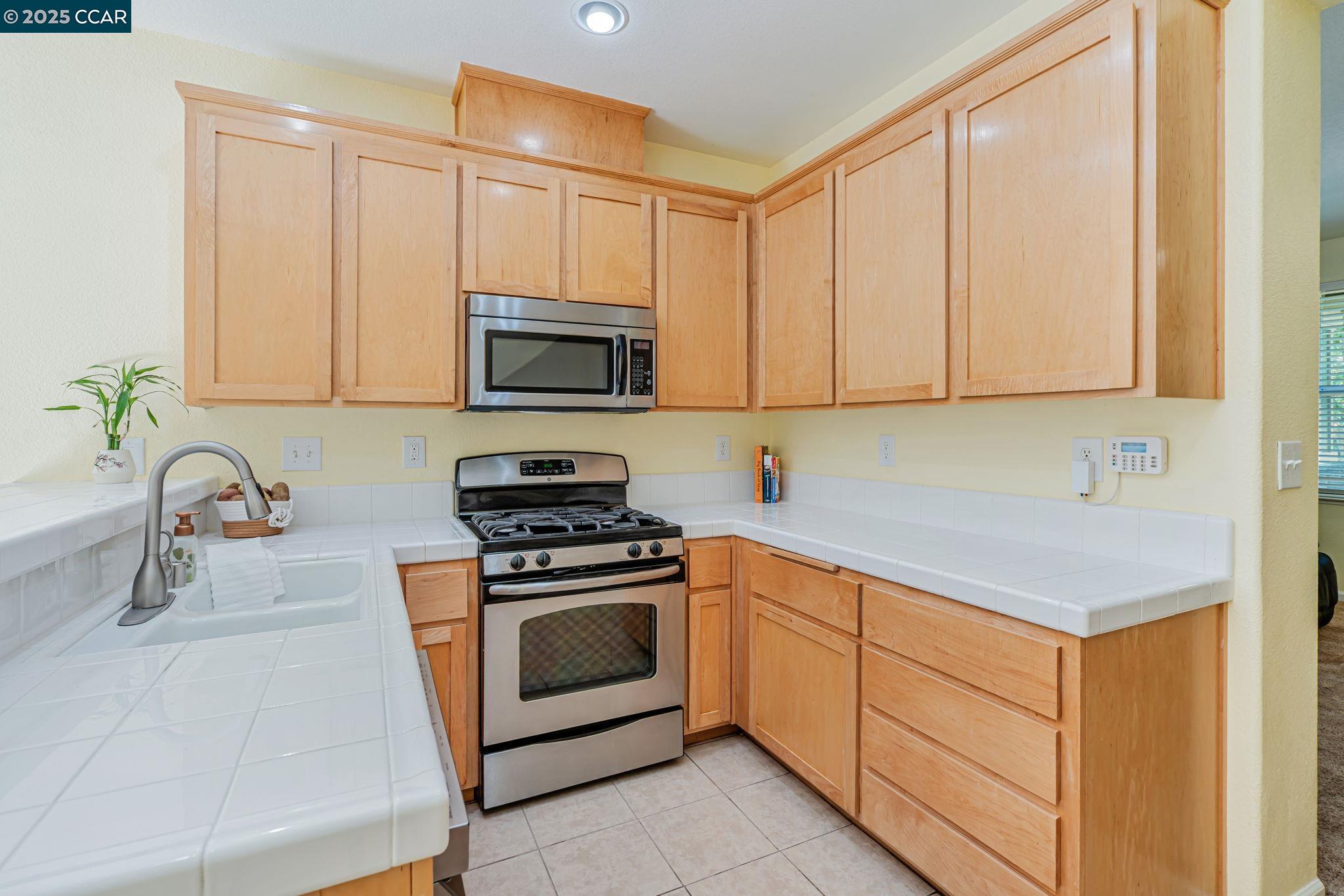 Detail Gallery Image 9 of 34 For 2 Corvina Ct, American Canyon,  CA 94503 - 3 Beds | 2/1 Baths