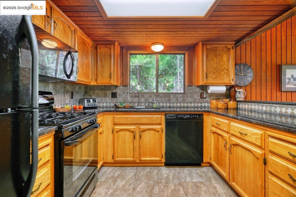 Detail Gallery Image 14 of 39 For 20128 Lower Skyridge Dr., Groveland,  CA 95321-0321 - 4 Beds | 3/1 Baths