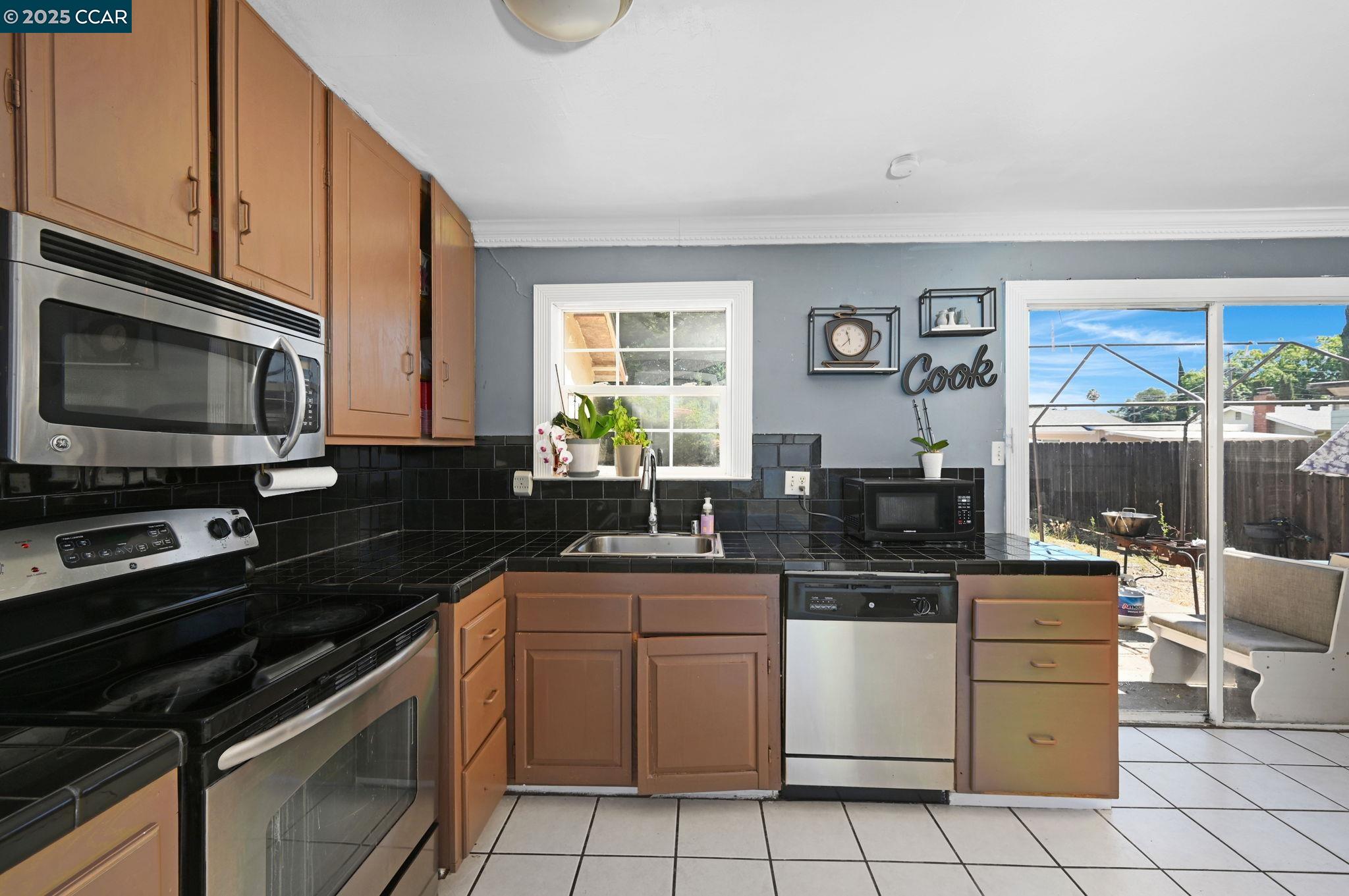 Detail Gallery Image 11 of 22 For 2543 Montgomery Ave, Concord,  CA 94519 - 3 Beds | 2 Baths